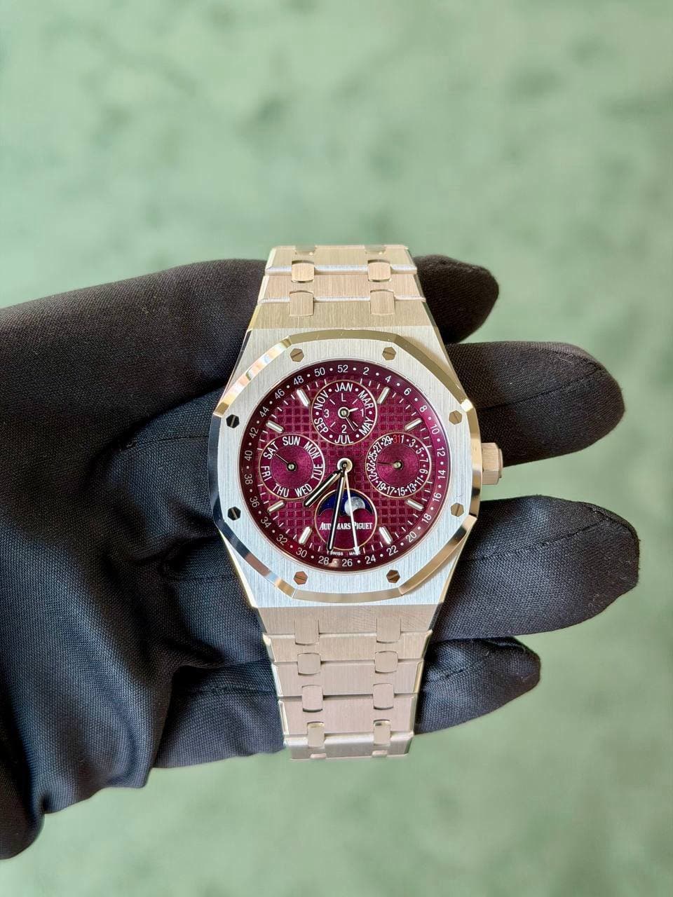 May be an image of wrist watch and text that says '52 50 JAN N OV MA 1 55 SA/ SUN AЛ ប្រ 10 3 HI WED 丸曜 AAR LARS OGLET 20 Q P 4 83 6'