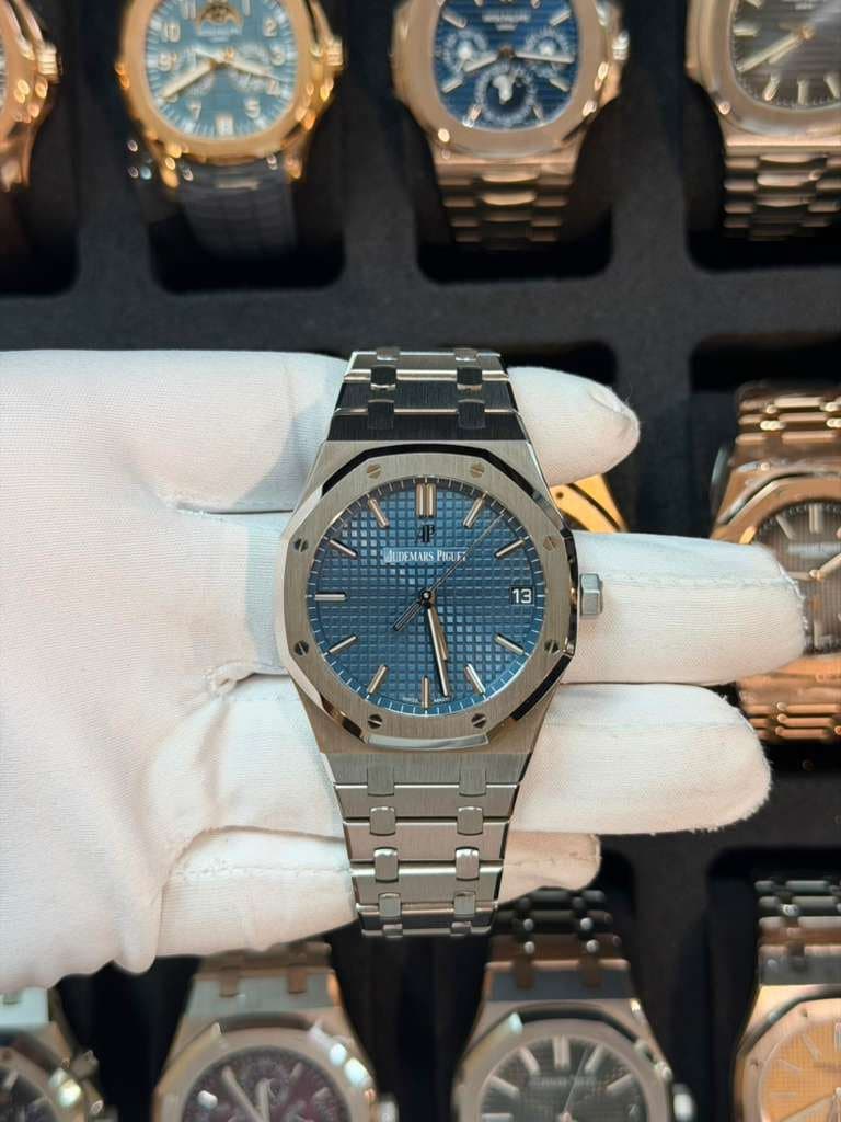 May be an image of wrist watch and text that says 'AUDIEMARS PIGLEZ 13'