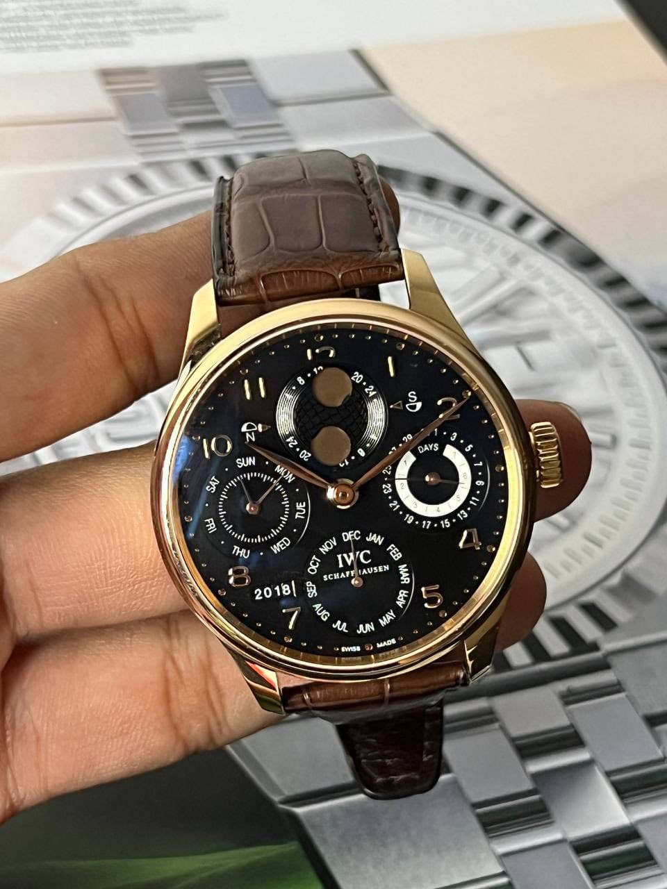 May be an image of wrist watch and text that says ' οι S0 10 SUN SAT ባ0 DAYS 3 00 MUN 7 2 je •23 •2 포 5 TUE ULM THU NEU ي 15 : 5 ει م" DEC JAN NOV S IWC FER SCHATE TF AUSEN MAR…