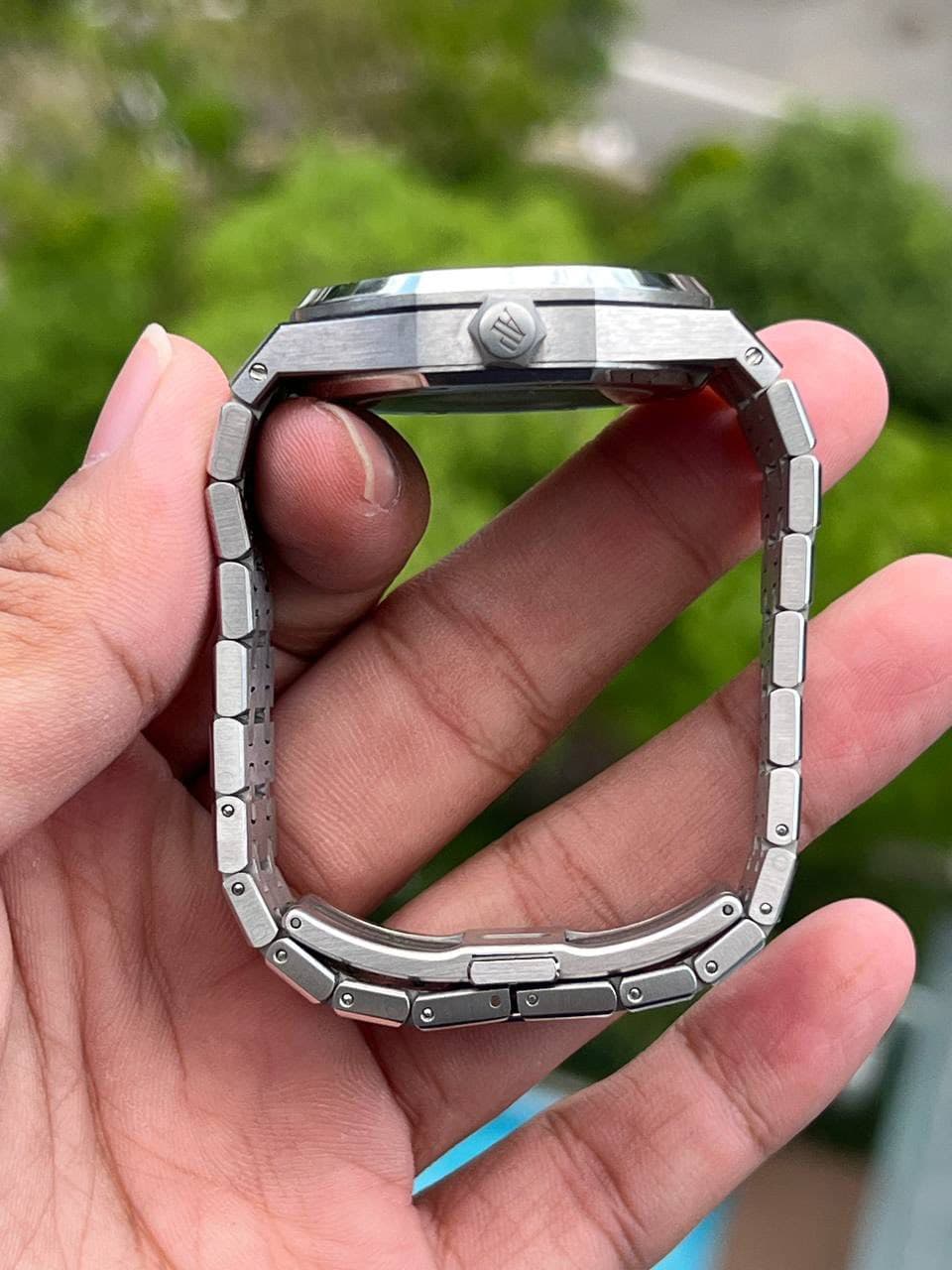 May be an image of digital watch and text that says 'D o'