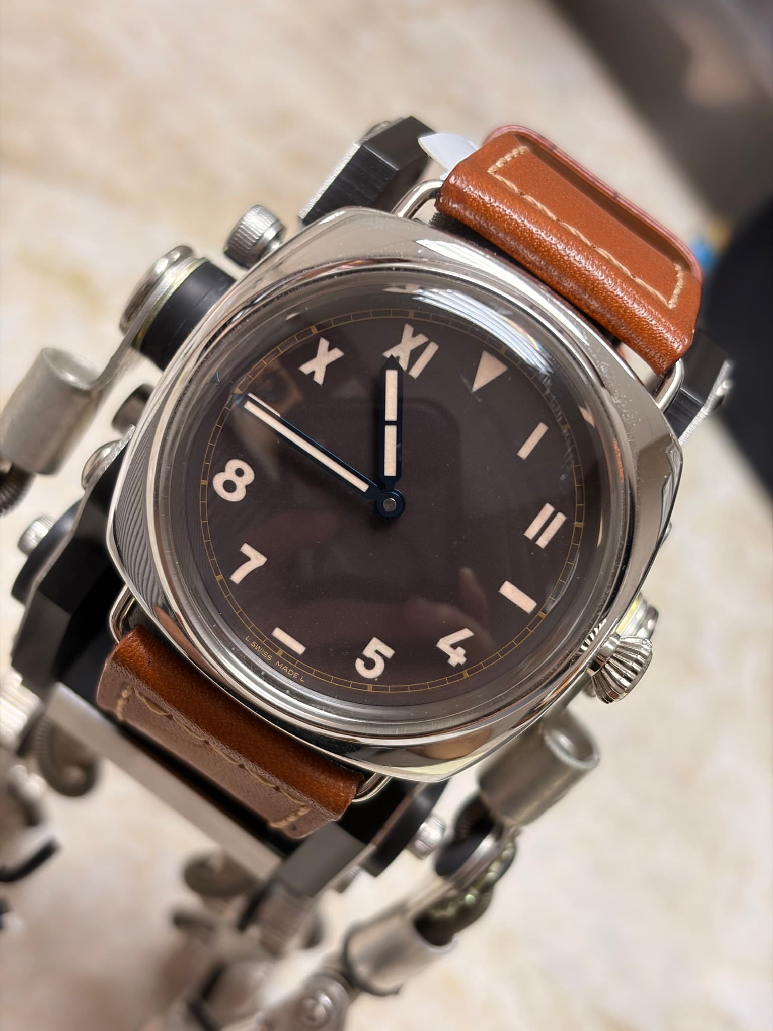 May be an image of wrist watch and text that says 'X XI 8 7 5 F'