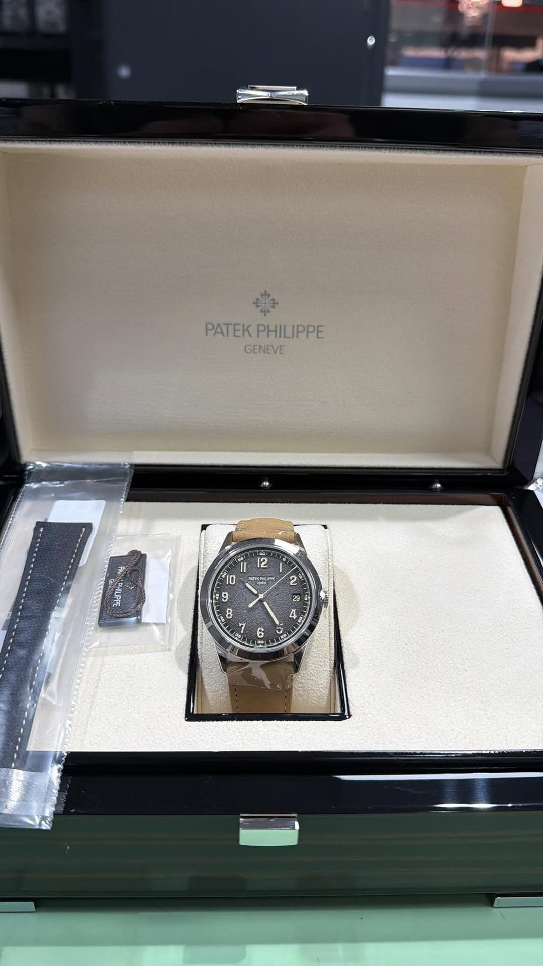 May be an image of wrist watch and text that says 'PATEK PHILIPPE PATEKPHILIPPE PHIL IPPE GENEVE 12 il 10 OLUPPE '