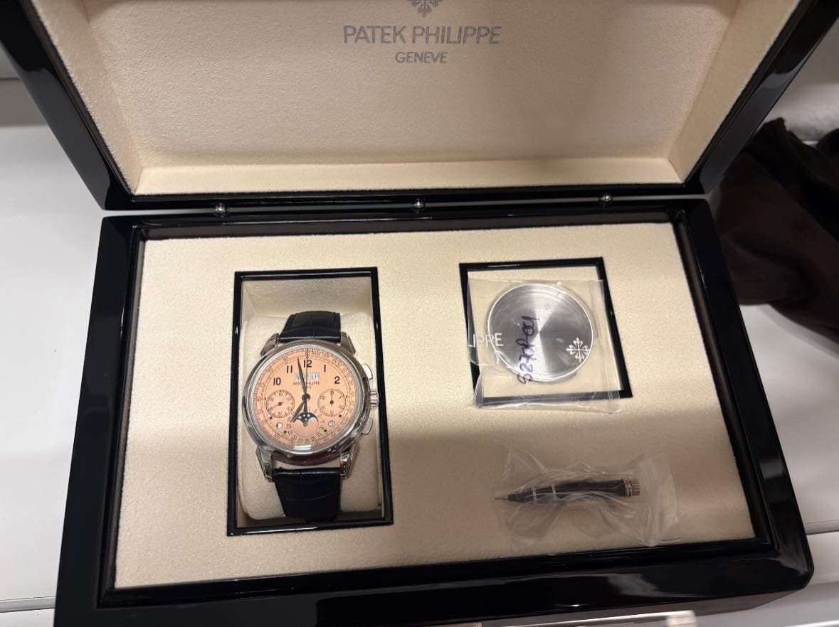 May be an image of wrist watch and text that says 'PATEK PHILIPPE GENEVE 型 12 2 m 0 ሮ ሞ LPRE 2 I P 1 7 ٣ ㅁ ٥'