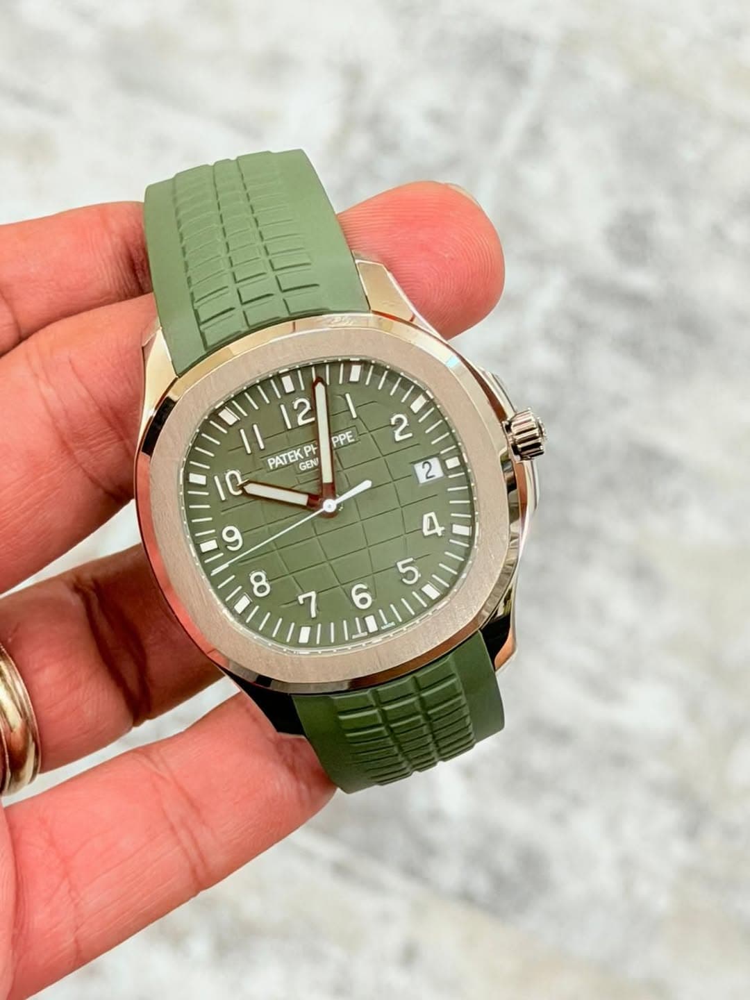 May be an image of wrist watch and text that says '2 2 12 PPE ΡΑTEKPbl GEN GEN Q 10/ و ထ D 5 7 6'