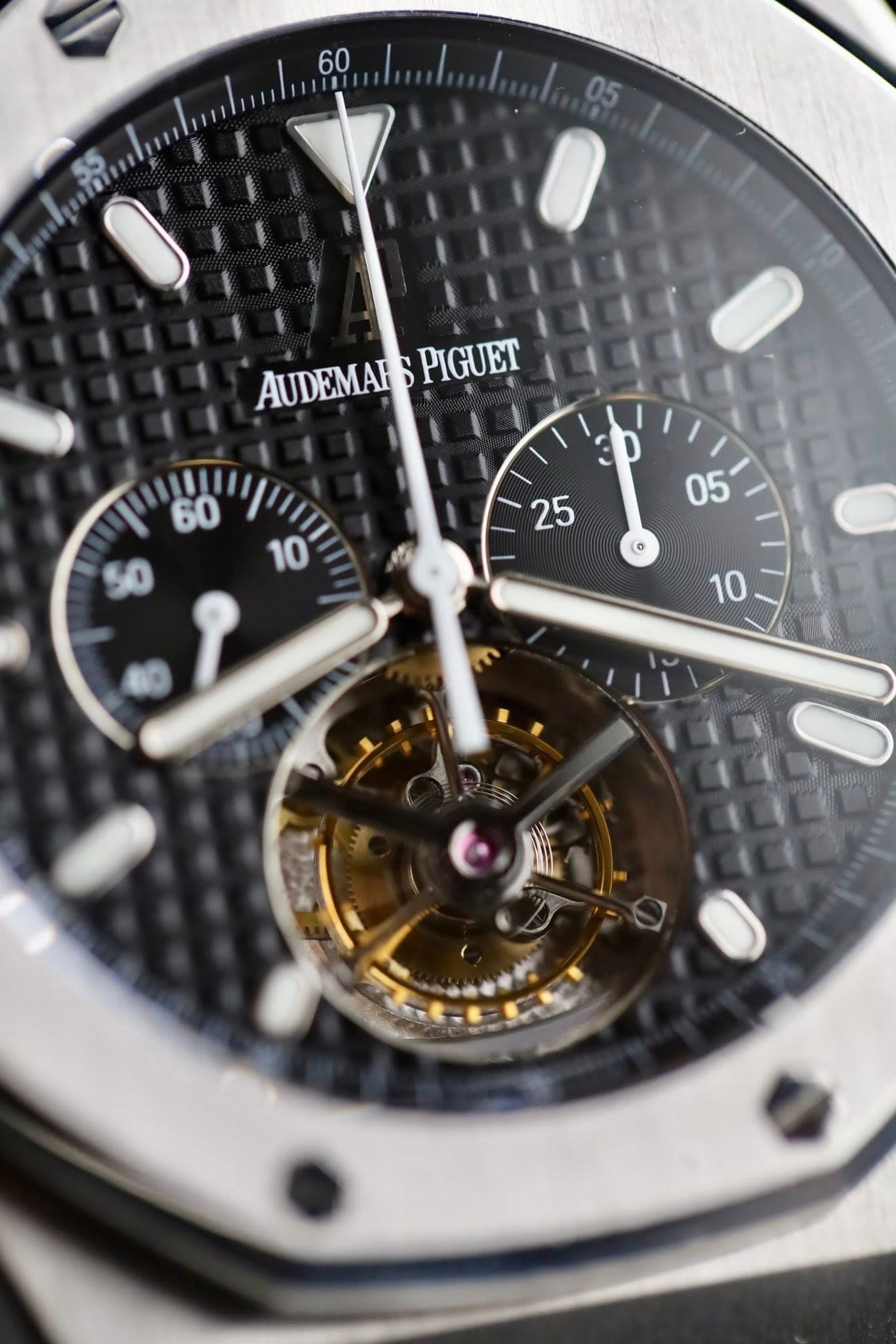 May be an image of wrist watch and text that says '60 05 AUDEMAH AUDEMARSPIGUET 1 PIGUET D '