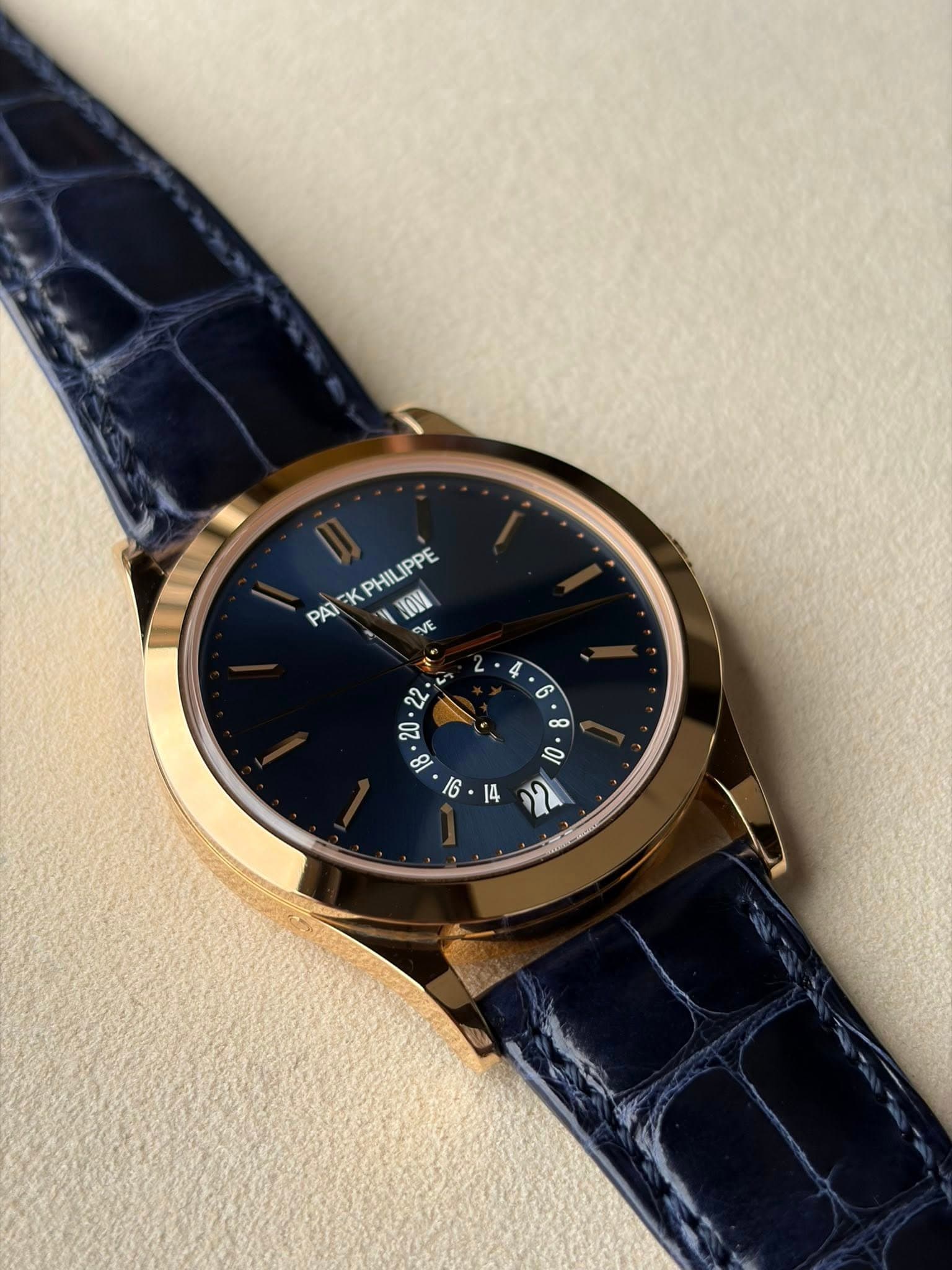 May be an image of wrist watch and text that says 'PAI K K PHIL IPPE HOM VE V ဓ '