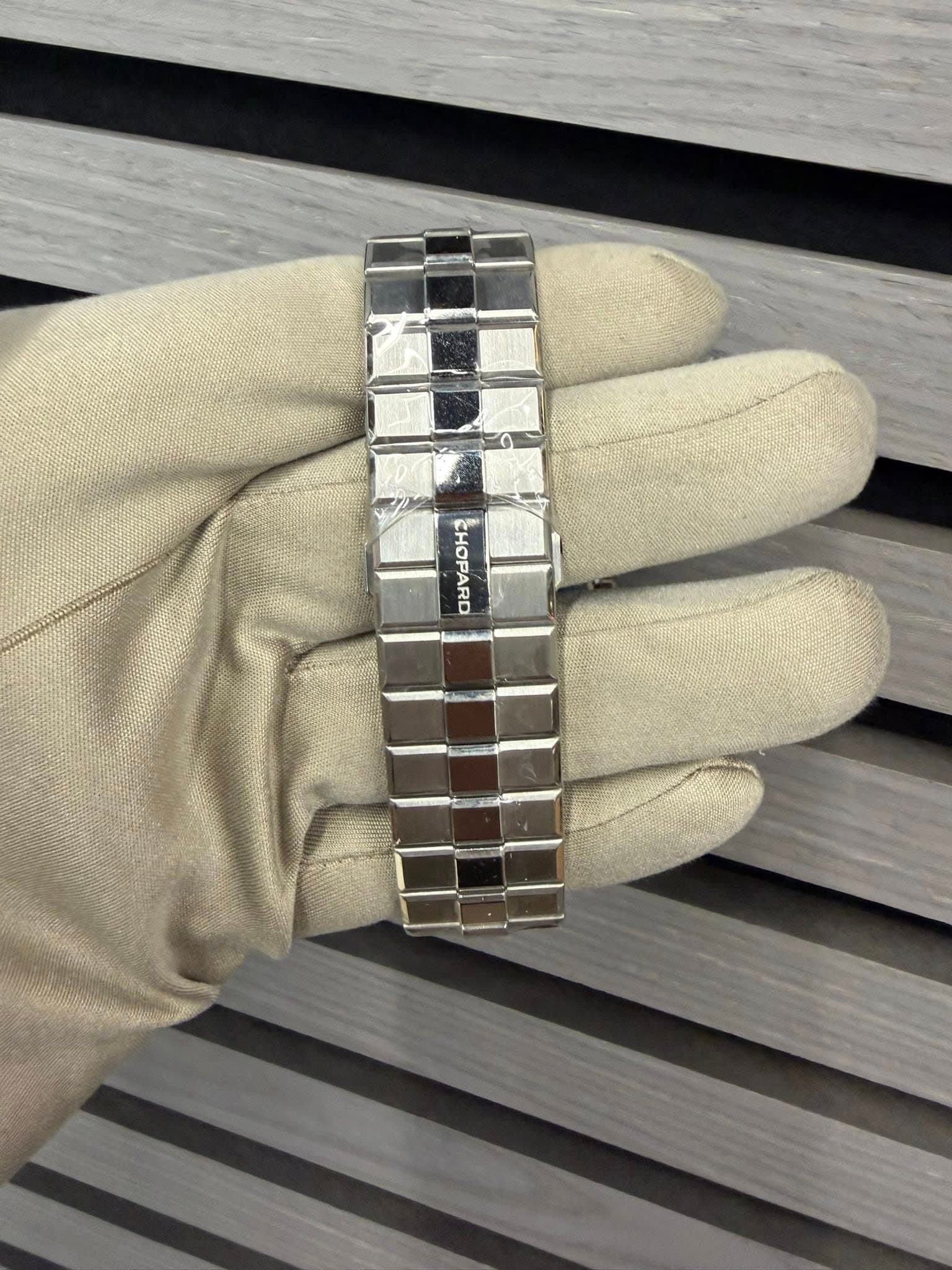 May be an image of digital watch and text that says 'HOPARD'