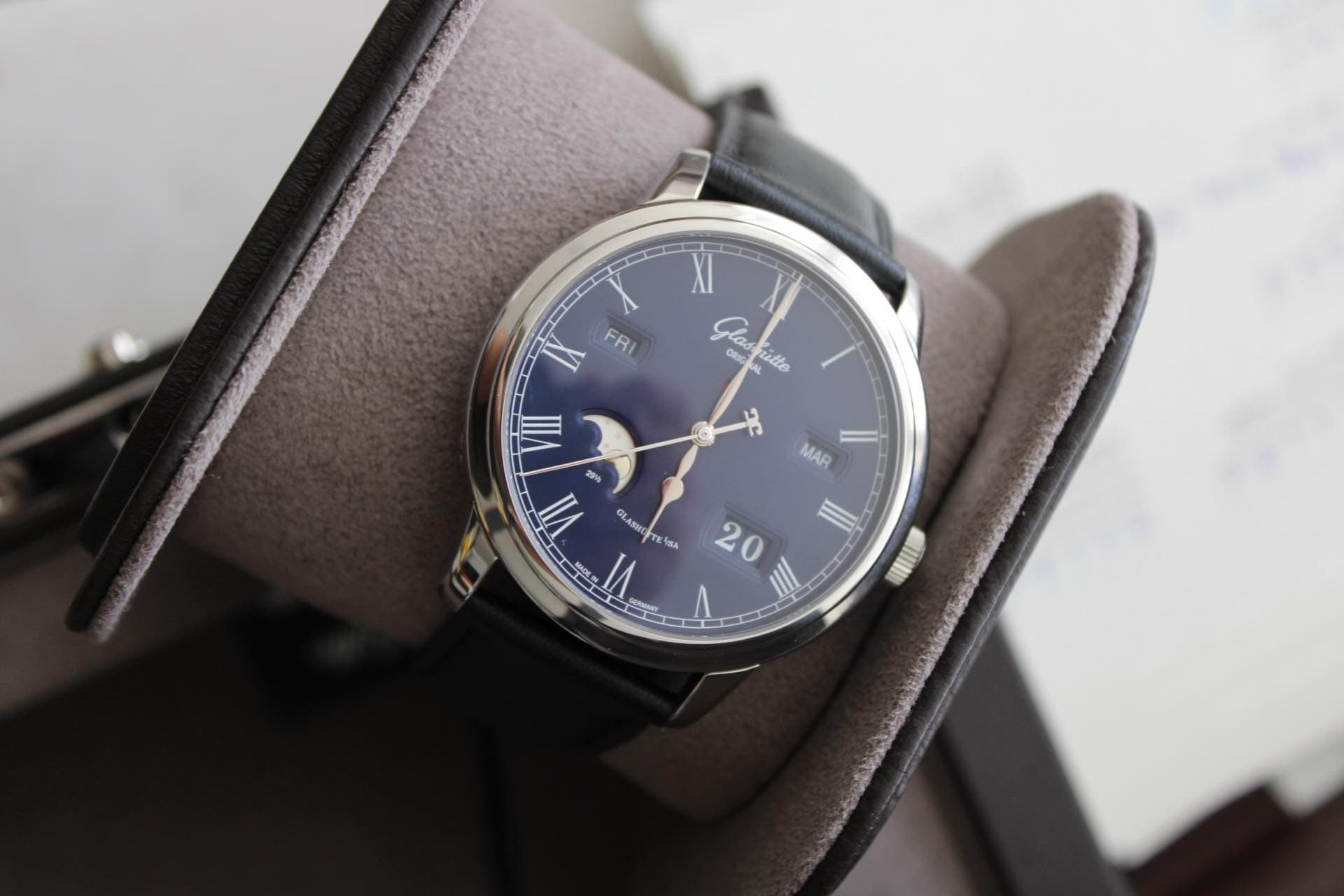May be an image of wrist watch and text that says 'XI FRI las ORIS wαe ithe 29%5 ለዋነን VII MAR GLASHO สจา ERSA 20'