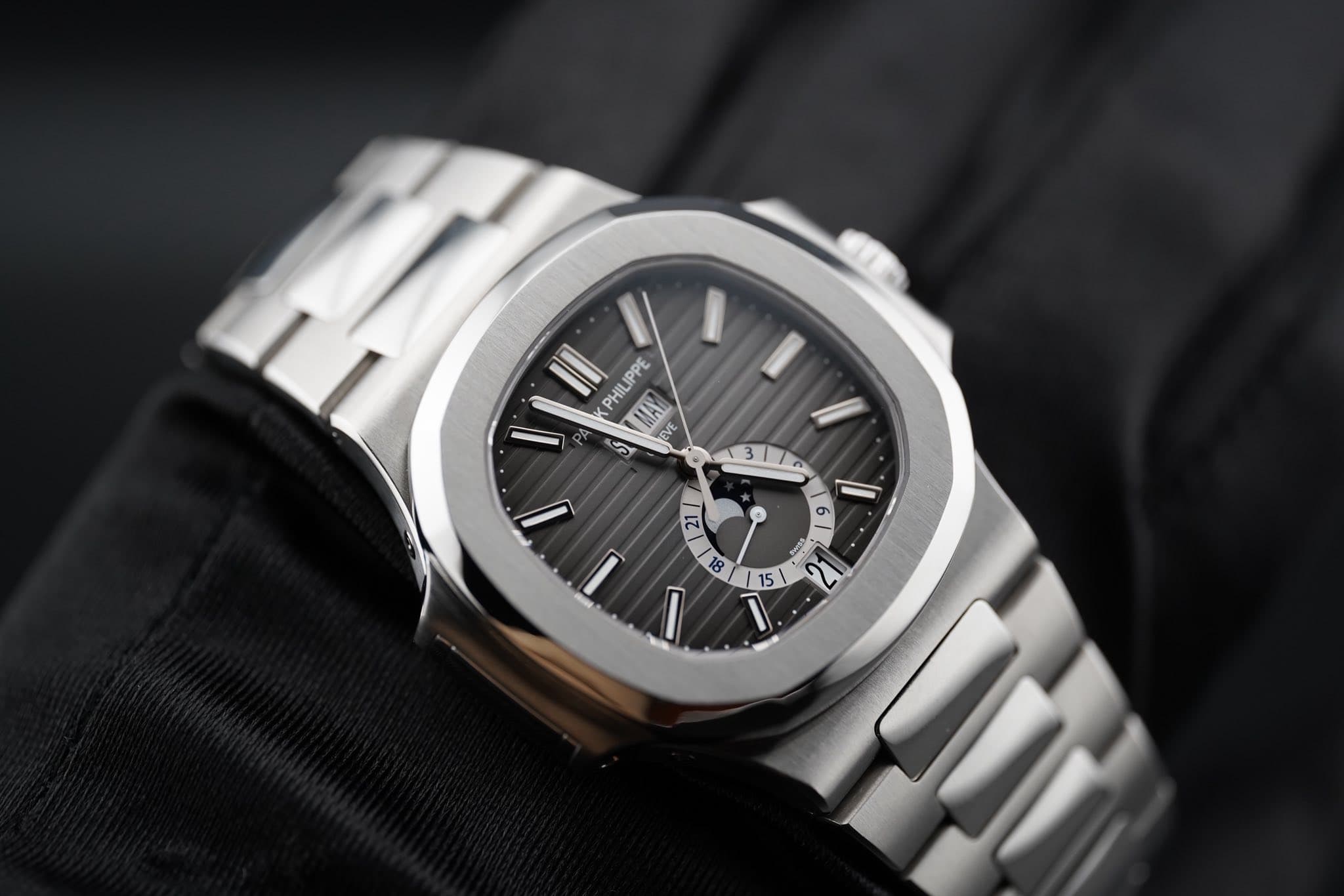 May be an image of wrist watch and text that says 'IPPE PH PHI PHILI IVE VE VE 3 6 6 / 21 ي I I 18 15 5 ا'