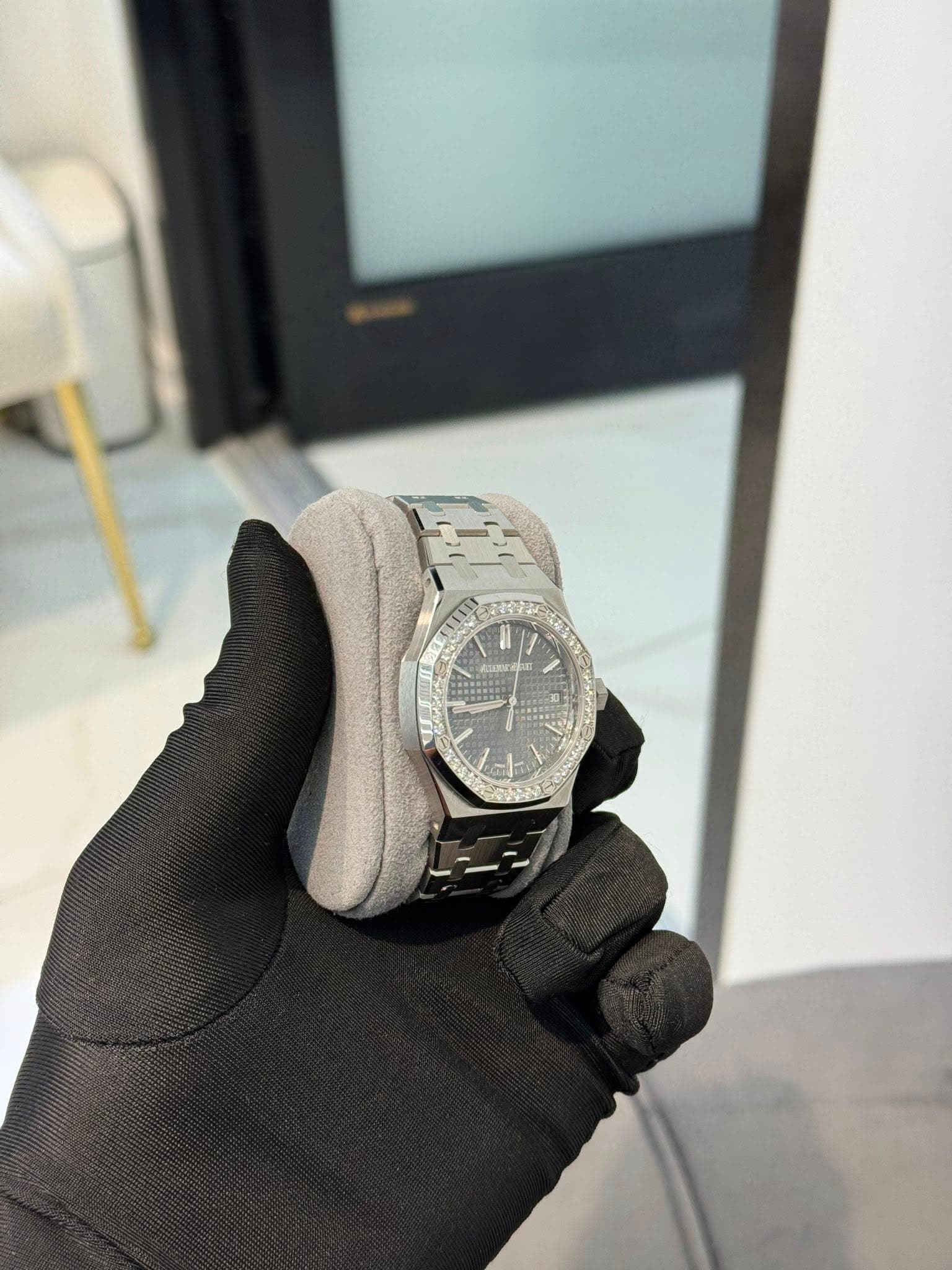 May be an image of wrist watch and text that says 'Lat 이'