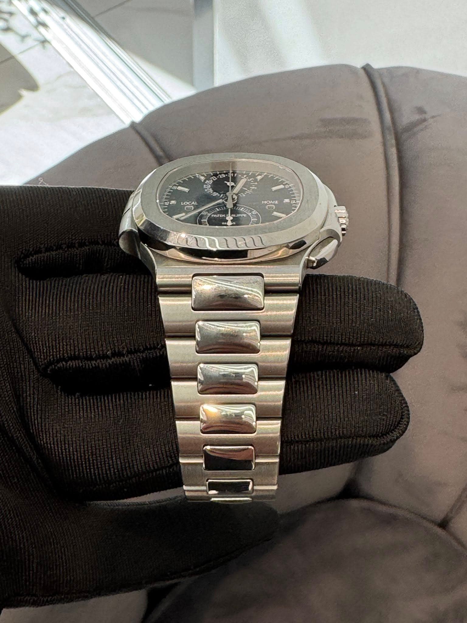 May be an image of wrist watch and text that says 'LOCAL PAL o LIOCA HONE'