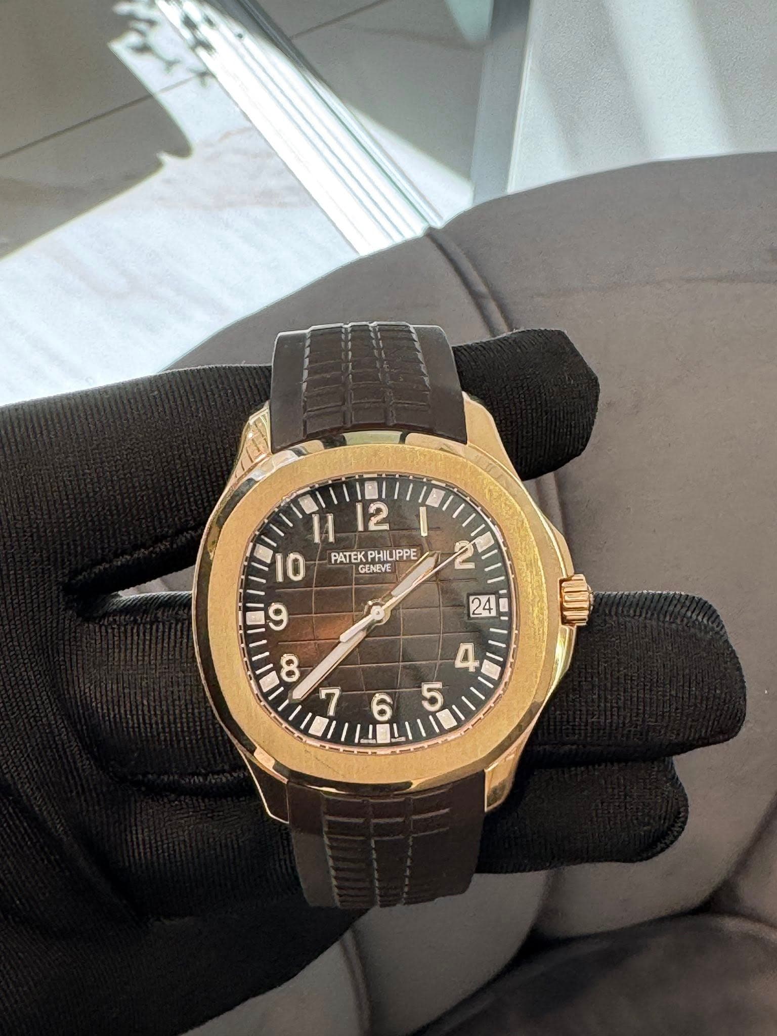 May be an image of wrist watch and text that says 'L 12 10 PATEK PHIUPPE PPE GENEVE P 5 回 二'