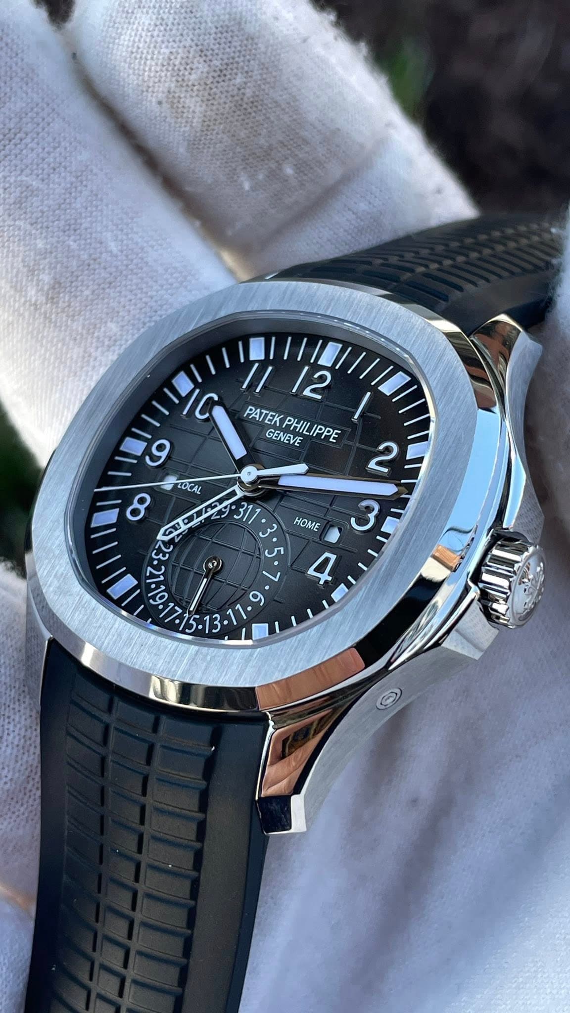 May be an image of wrist watch and text that says '10 0 C // 12 PATEK GENEVE PATEKPHILIPPE PHILIPPE 9 2 LDCAL 3 4 311 HOME 5 8 X ي -13 ツ 6 S ሰሀቢ S'