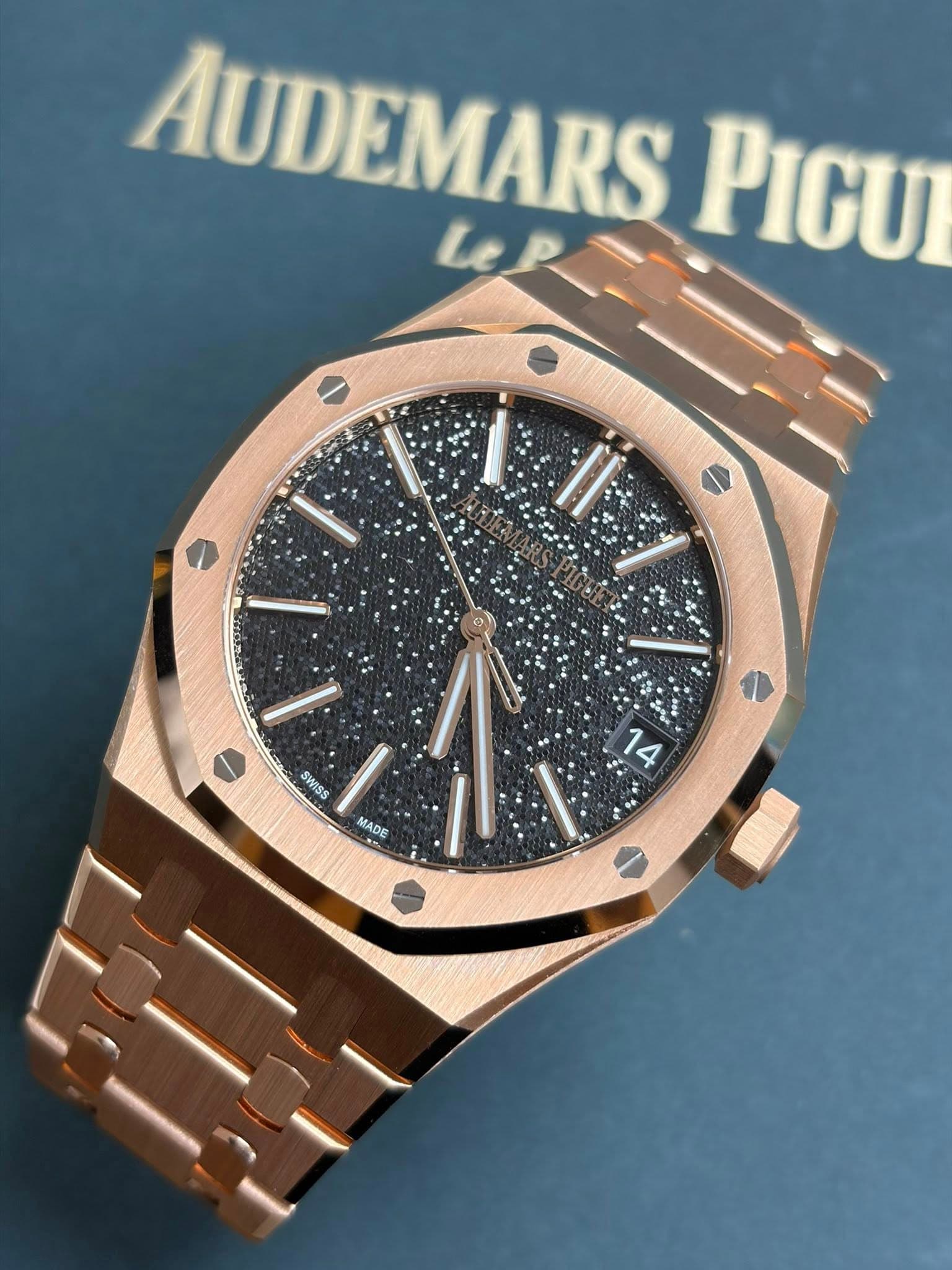 May be an image of wrist watch and text that says 'AUDEMARS PIGU SWISS MADE 14'