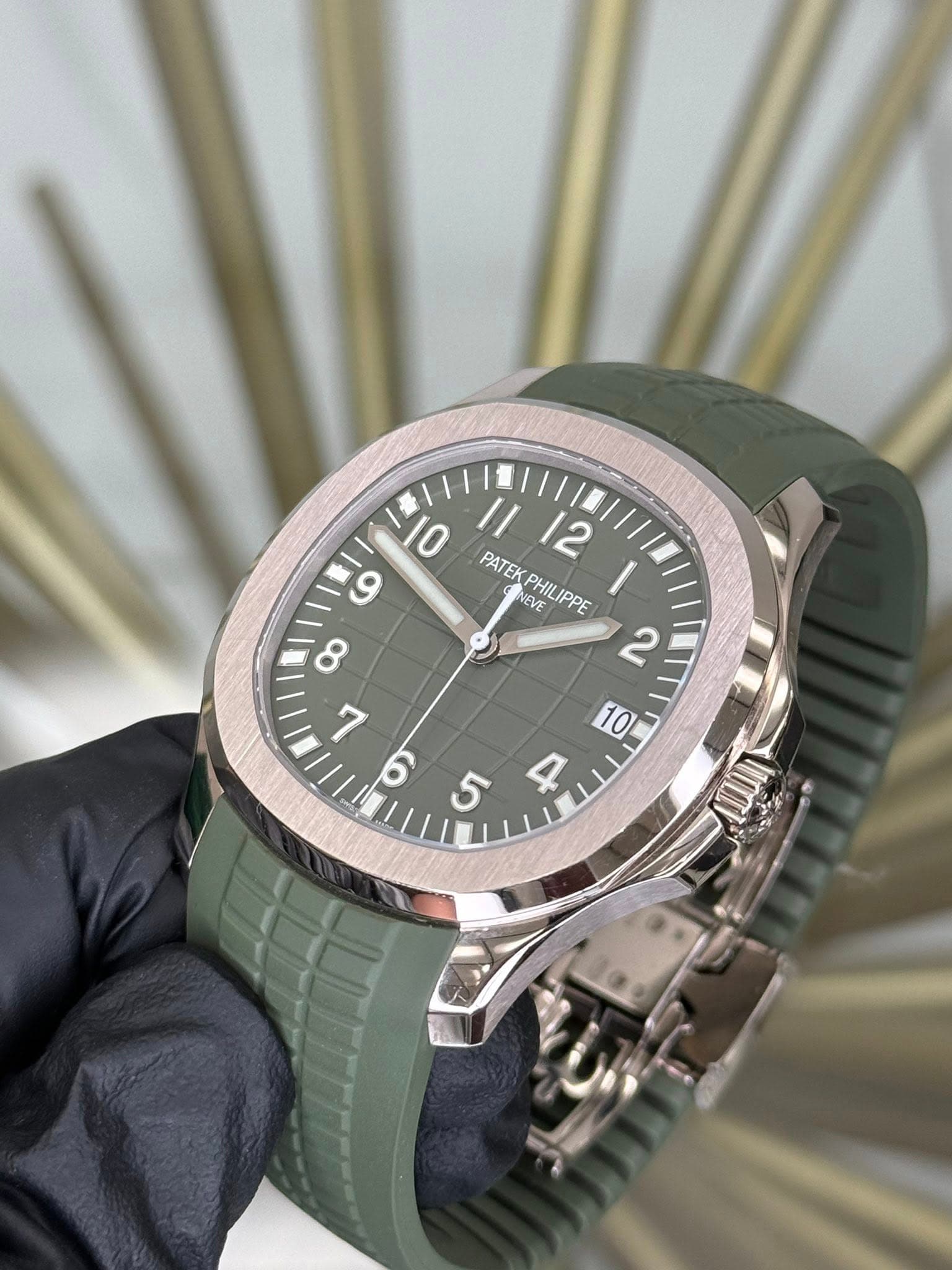 May be an image of wrist watch and text that says '0 10 I1 12 ம PATEK M NEVE PHILI IPPE 8 ሌ |圖/ د 10 9 5 A'