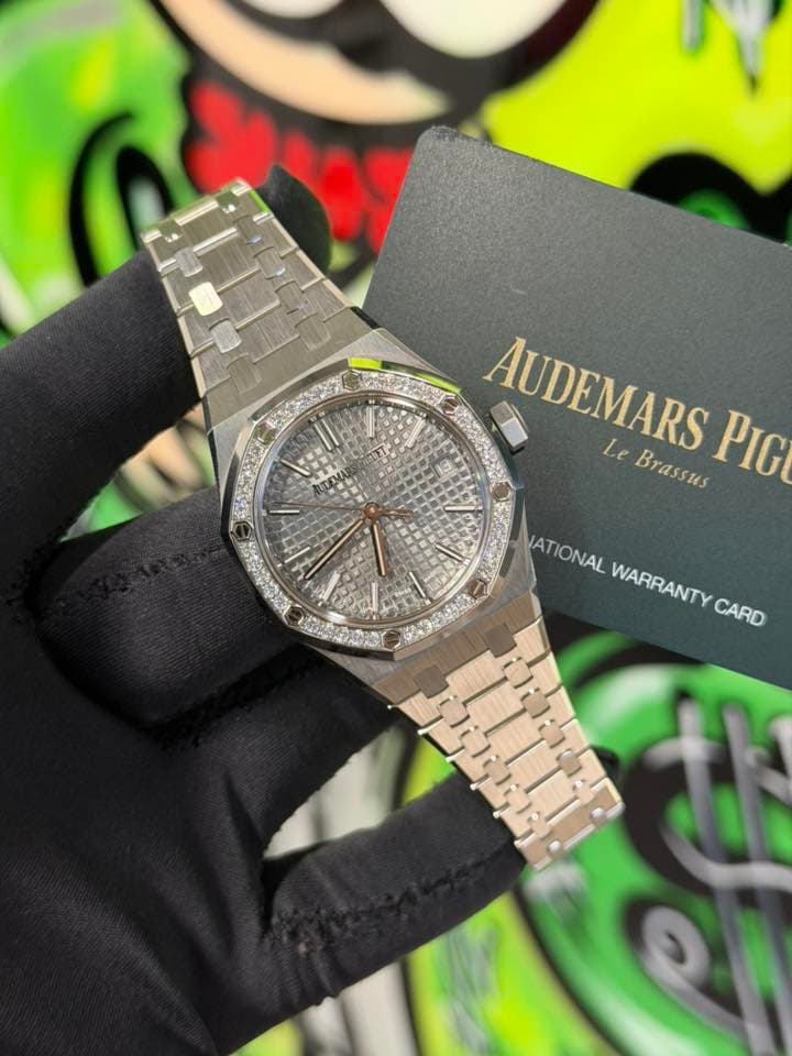 May be an image of wrist watch and text that says 'ዩኢትስስም Ф AUDEMARS AUDEMARS Le Brassus IATIONAL WARRANTY WARRANTY CARD 단 ១9៥'