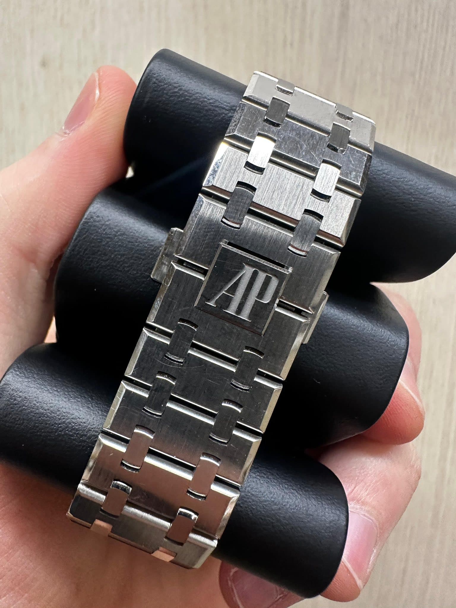 May be an image of digital watch and text that says 'AP- AP עחר'