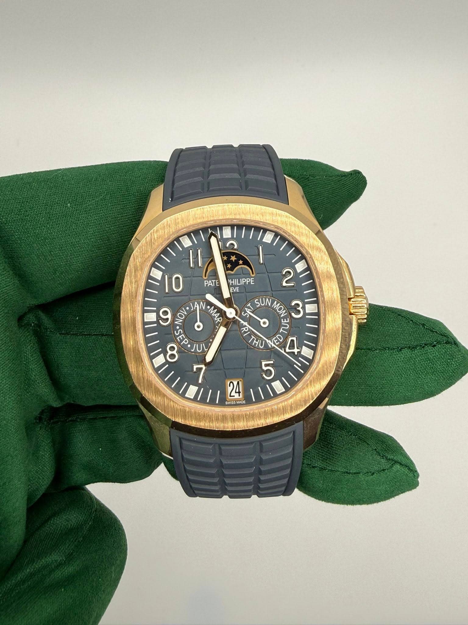 May be an image of wrist watch and text that says 'I1 10 PATE HILIPPE ·MAR ١ 2 ارا SUN MO 3 RI EU THU ED ব 5 6 NO ထ ٥ 7 24 3HaTK'