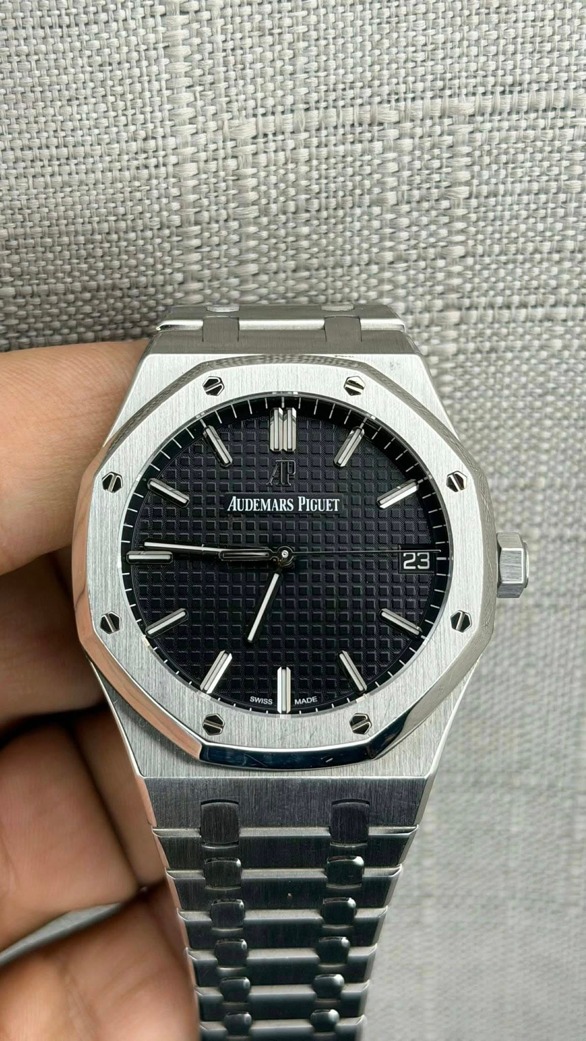 May be an image of wrist watch and text that says 'AUDEMARS AUDEMARSPIGUET PIGUET 0 23 SWISS NO'