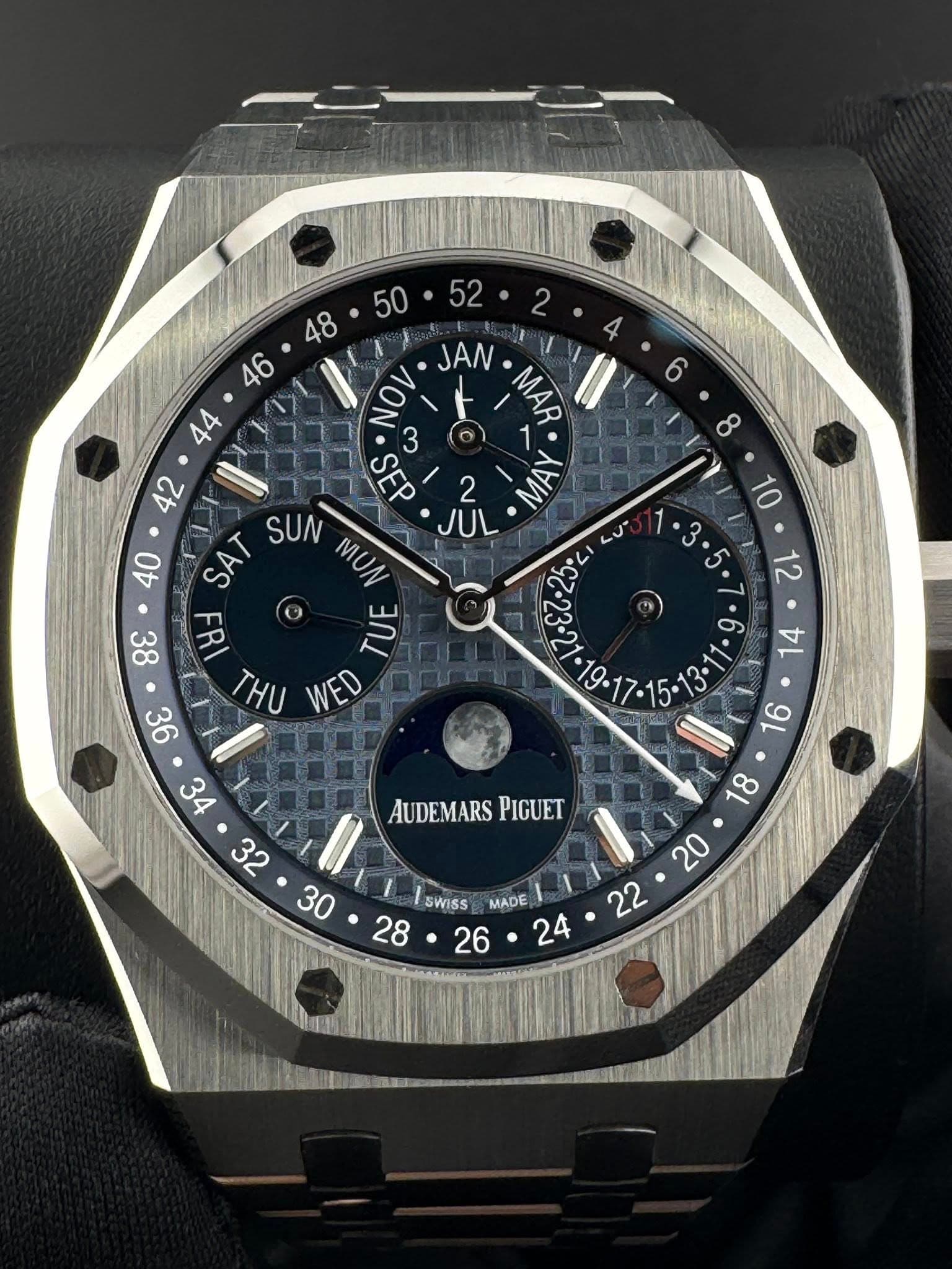 May be an image of wrist watch and text that says ' • JAN 44 NOV F 3 O MAR 42 SEP 2 MAY 40 SAT SUN MUN JUL © 8ε FRI TUE THU WED ャ 5 AUDEMARS PIGUET 18 20 SWISS MADE FrRM'