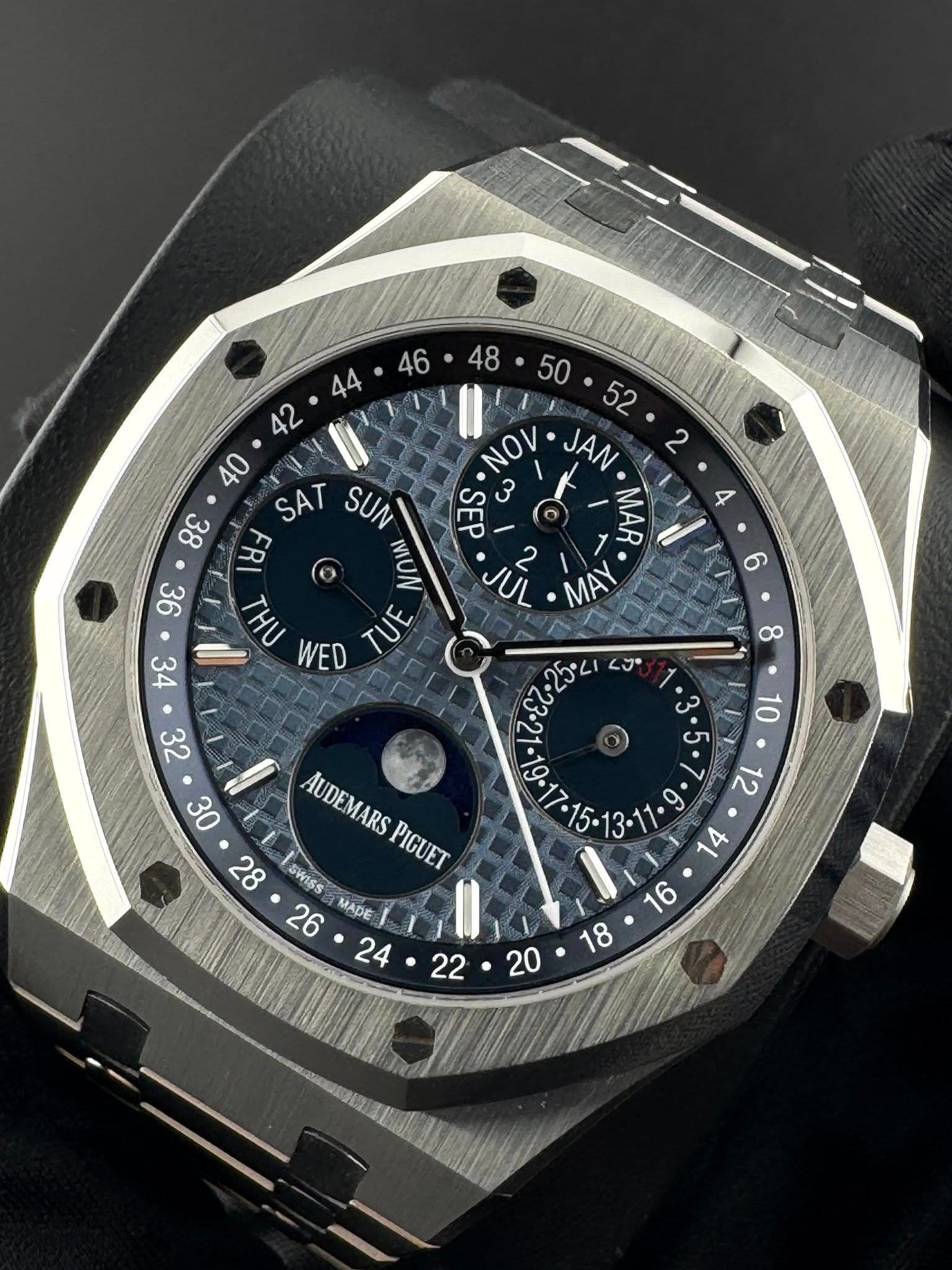May be an image of wrist watch and text that says ' Νον JAN 2 SAT SUN SEP 3 O MAR 4 MUN JUL 2 MAY 令 Ηυ WED Tu TUE 6 34 8 ® . AUDEMARS PIGUET 32 30 28 SWISS 26 MADE 24 16 べ 1 20'
