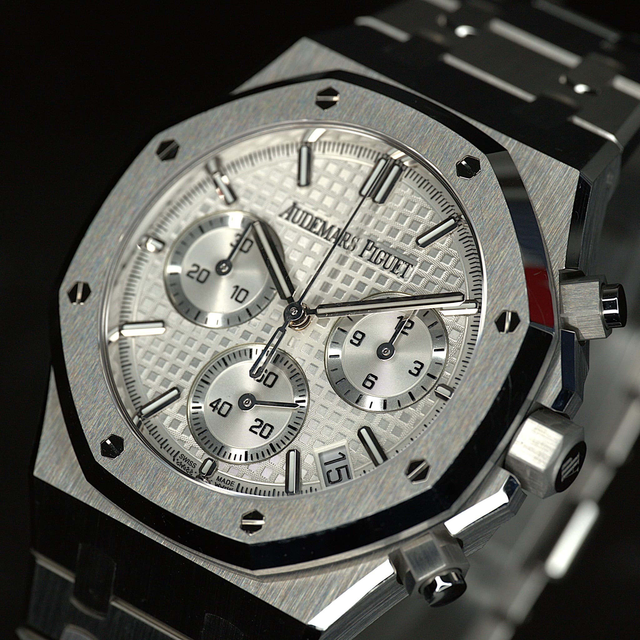 May be an image of wrist watch and text that says 'زا I 1 30 AUDEMARS 20 ن PIGUET 10 9 O I 3 M 40 @ '