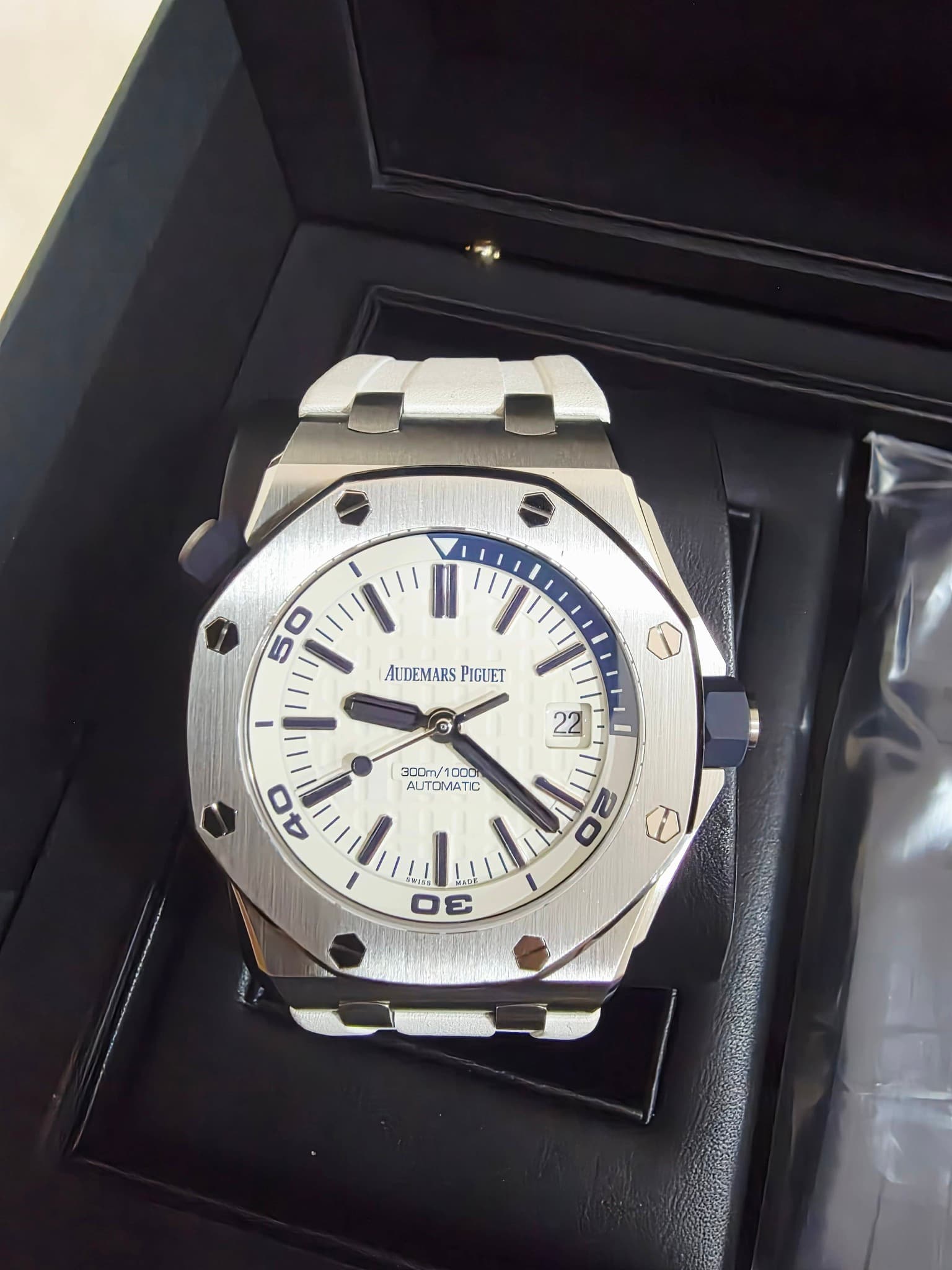 May be an image of wrist watch and text that says '50 AUDEMARS AUDEMARSPIGUET PIGUET 22 2./10 AUT ப்க aU AUTOMATI: (ส ATC a M D I O'