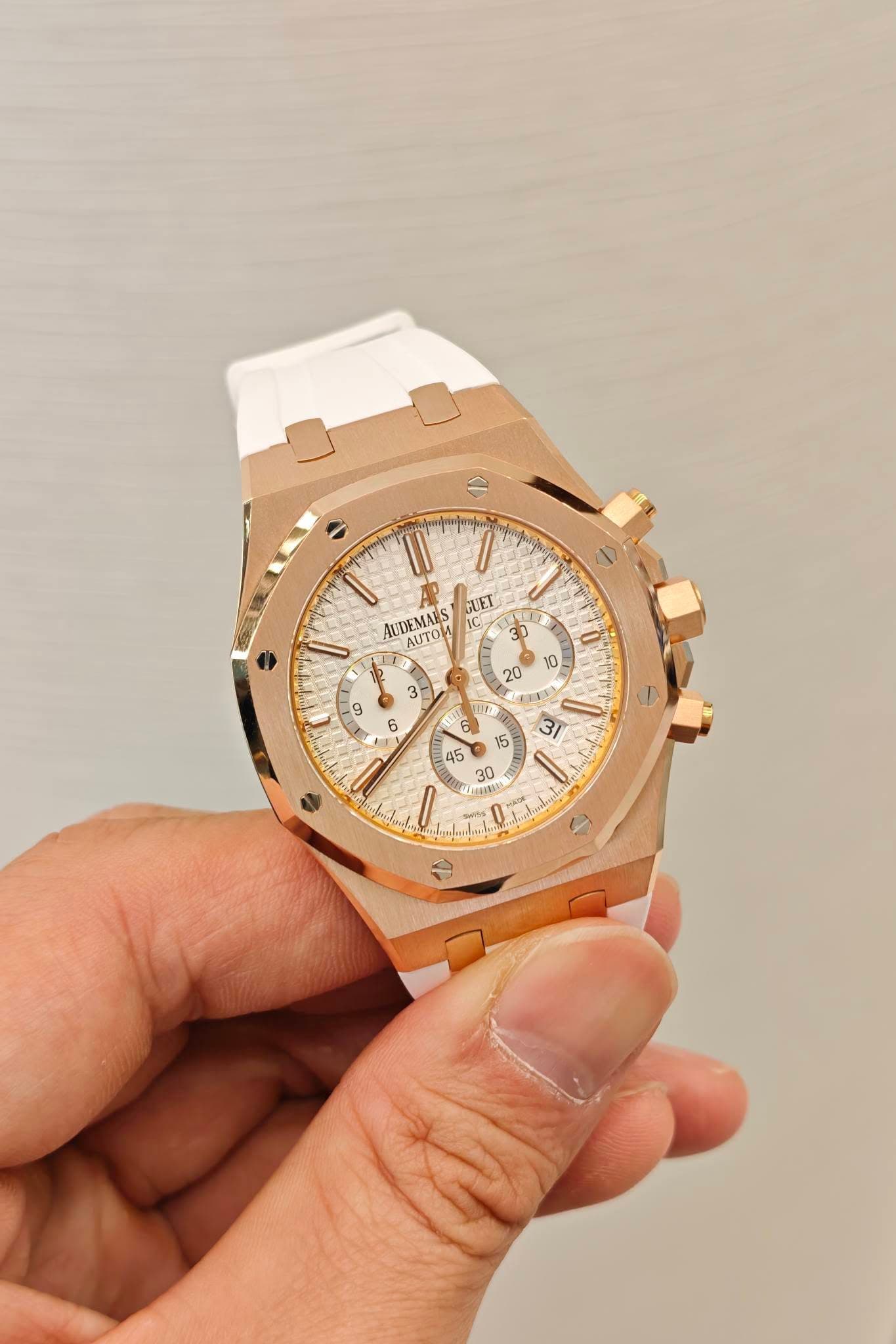 May be an image of wrist watch and text that says 'I1 I UET C AUDEMALS AUTO ١ LV ጥ2፡ 0E S 3। ا 15 45 30 LS I L'