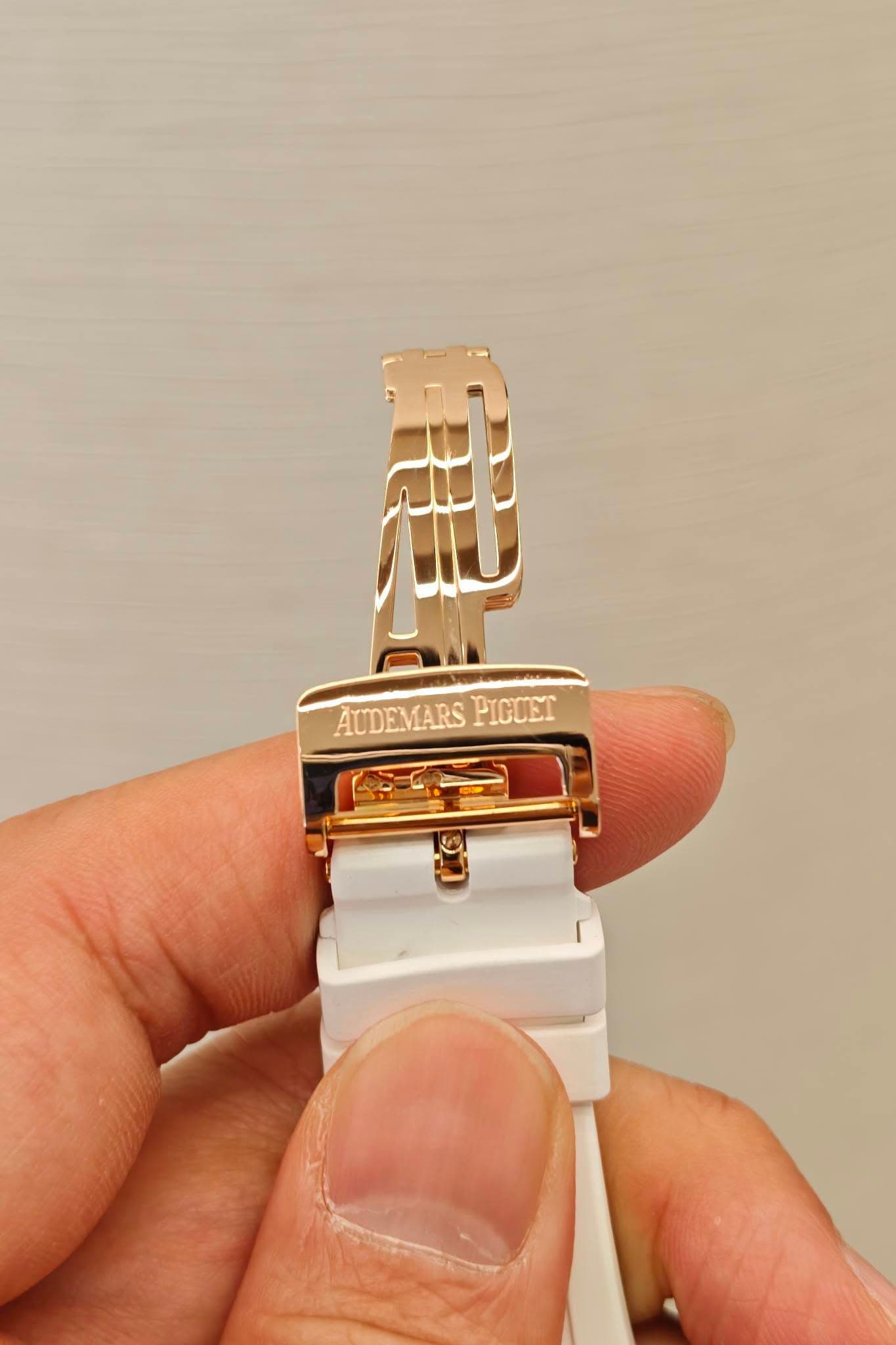 May be an image of digital watch, jewelry and text that says '冠 ACDEMARS ACDEVARSPICCEE AC PICCET'