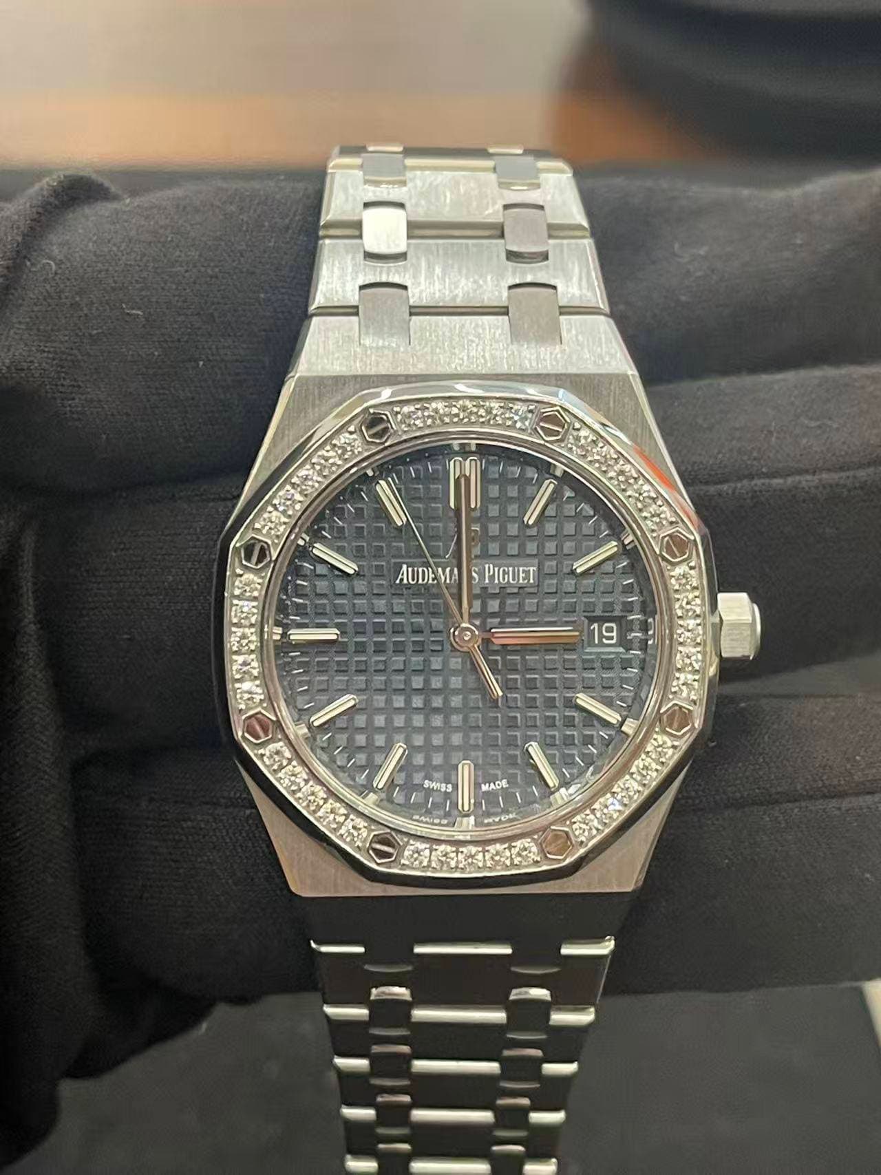 May be an image of wrist watch and text that says 'AUDEMAPIGUET PIGUET AUDEMA 19 SWISS MADE'