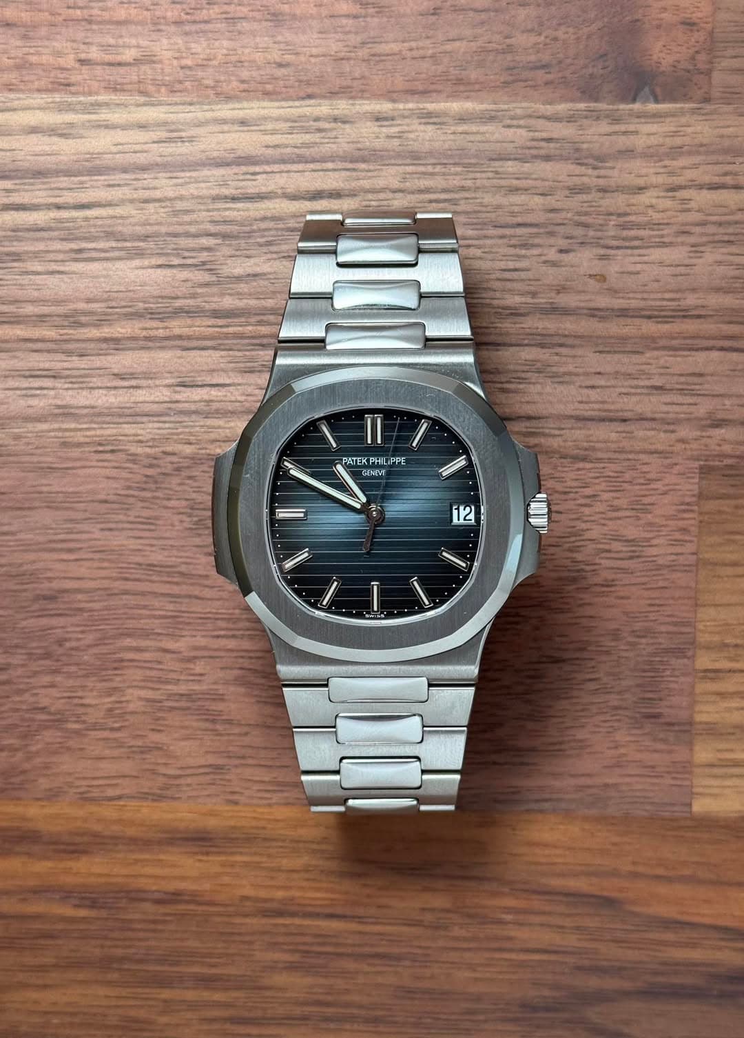 May be an image of wrist watch and text that says 'II PaTEK EK HILIPPE PATEKPHILIPPE PPE GENPUT CEMPIT 12 () עחי'