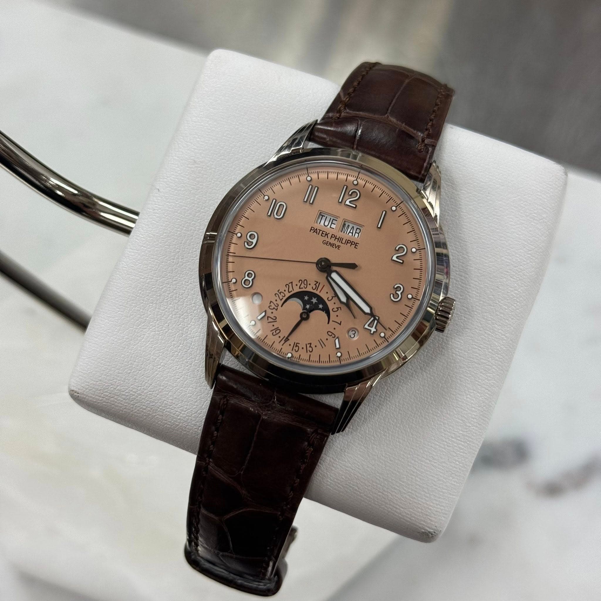 May be an image of wrist watch and text that says '10 I II 12 TUEMAR PATEK ITUE PATEKPHILIPPE GENEVE ERSALN MAR ထ 2 3'