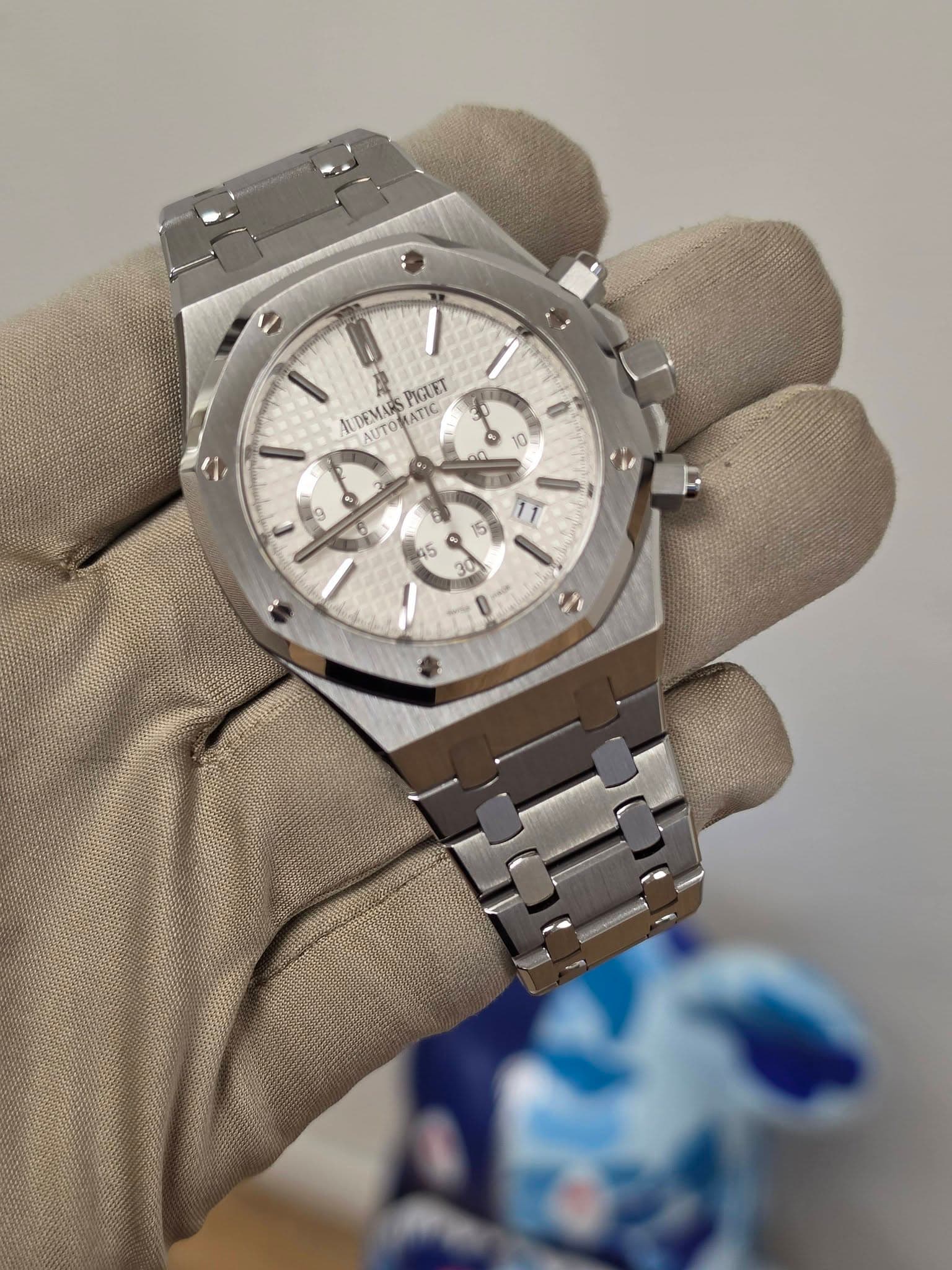 May be an image of wrist watch and text that says 'HR PIGUET AUDEMARS UTORATIC TΙC 10 on N က ち 11 05 ng'