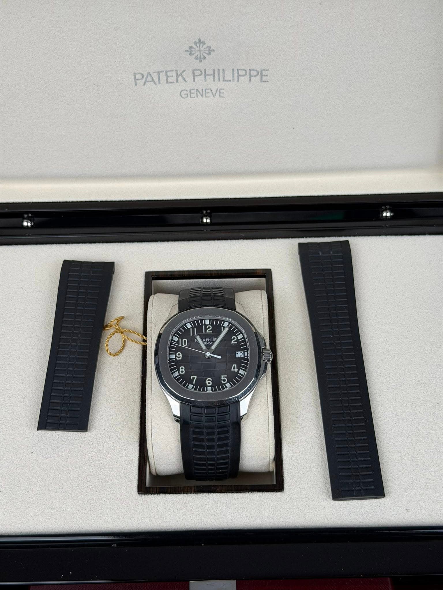 May be an image of wrist watch and text that says '楽 PATEK PATEKPHILIPPE PHILIPPE GENEVE MI 2 he 10 E9 9 2 る 歌! 트'