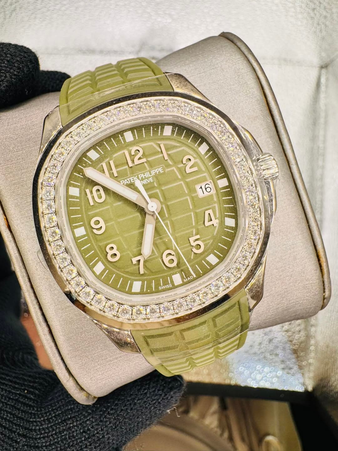 May be an image of wrist watch and text that says '12 2 PATEK NEV PHILIPPE 1211 IPPE NEVE PATEKPHILIPPE V E JAD 7 SWISS WLe'