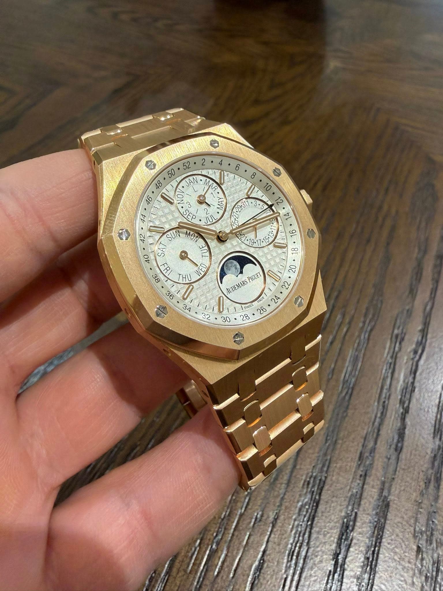 May be an image of wrist watch and text that says 'AN. A6 44 42 SEP 2 v5 JU t1 16 8 40 SUN O1 EU F E ဖွင် THU PIOLET ELTEMARS O 32 ら 30 V'