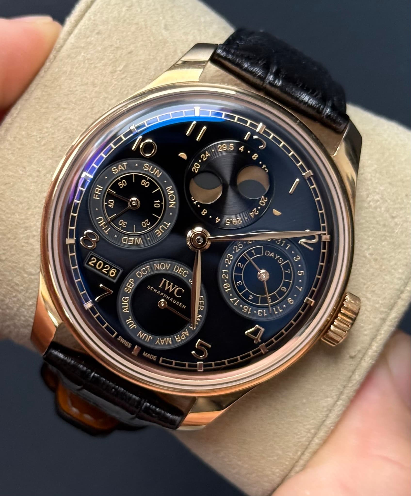 May be an image of wrist watch and text that says '#ስ K 海善有 > 8 8 8 10 SAT SUN FRI NOW ငှ 00 560 גפ THU 30 30 o Fne EM EN 2026 OCT NOV DEC SEP IWC ین AUG UP ส NOC W ٥۹ ٤ م 0 ל ه…