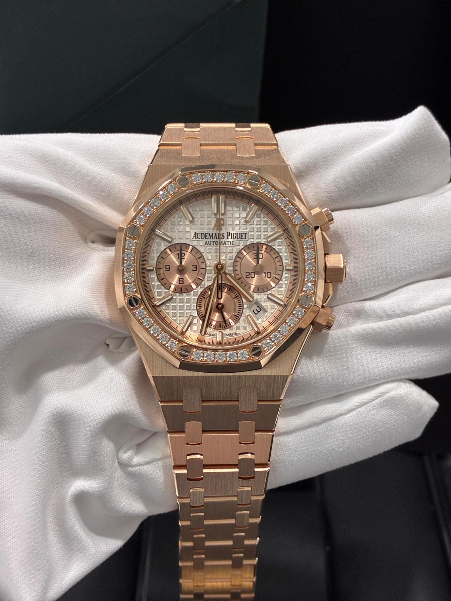 May be an image of wrist watch and text that says 'AUDEMAIS PIGUET ATIC / W'