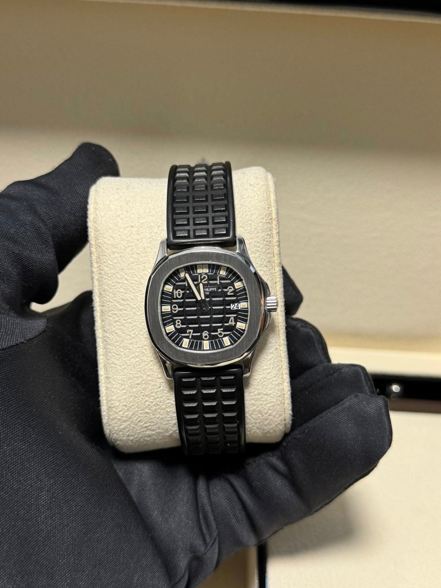 May be an image of digital watch and text that says '1 O0 2 红 4 10 ဖ ထ၀ 1-6-5'