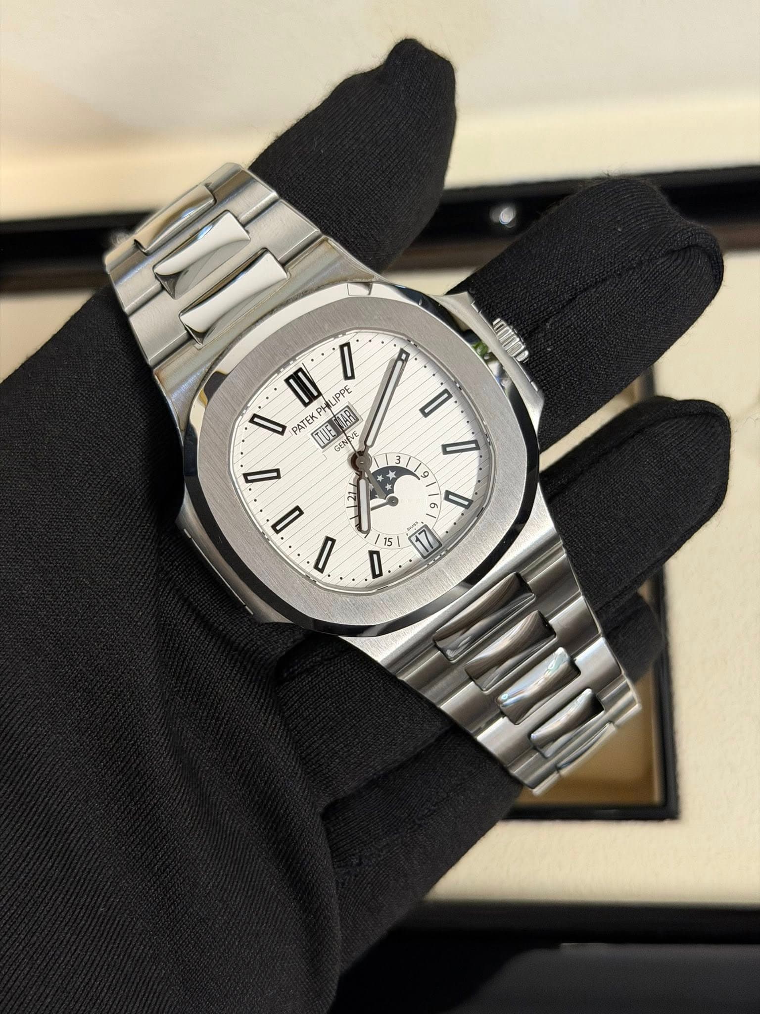 May be an image of wrist watch and text that says 'IT I M I I PATE ATE IUE GENG INMVE TEK ١ا/ PHL LIPPE PPE KPH 生 I 3 3 9 D 6 D I. D 15| LL Μ 2 I'