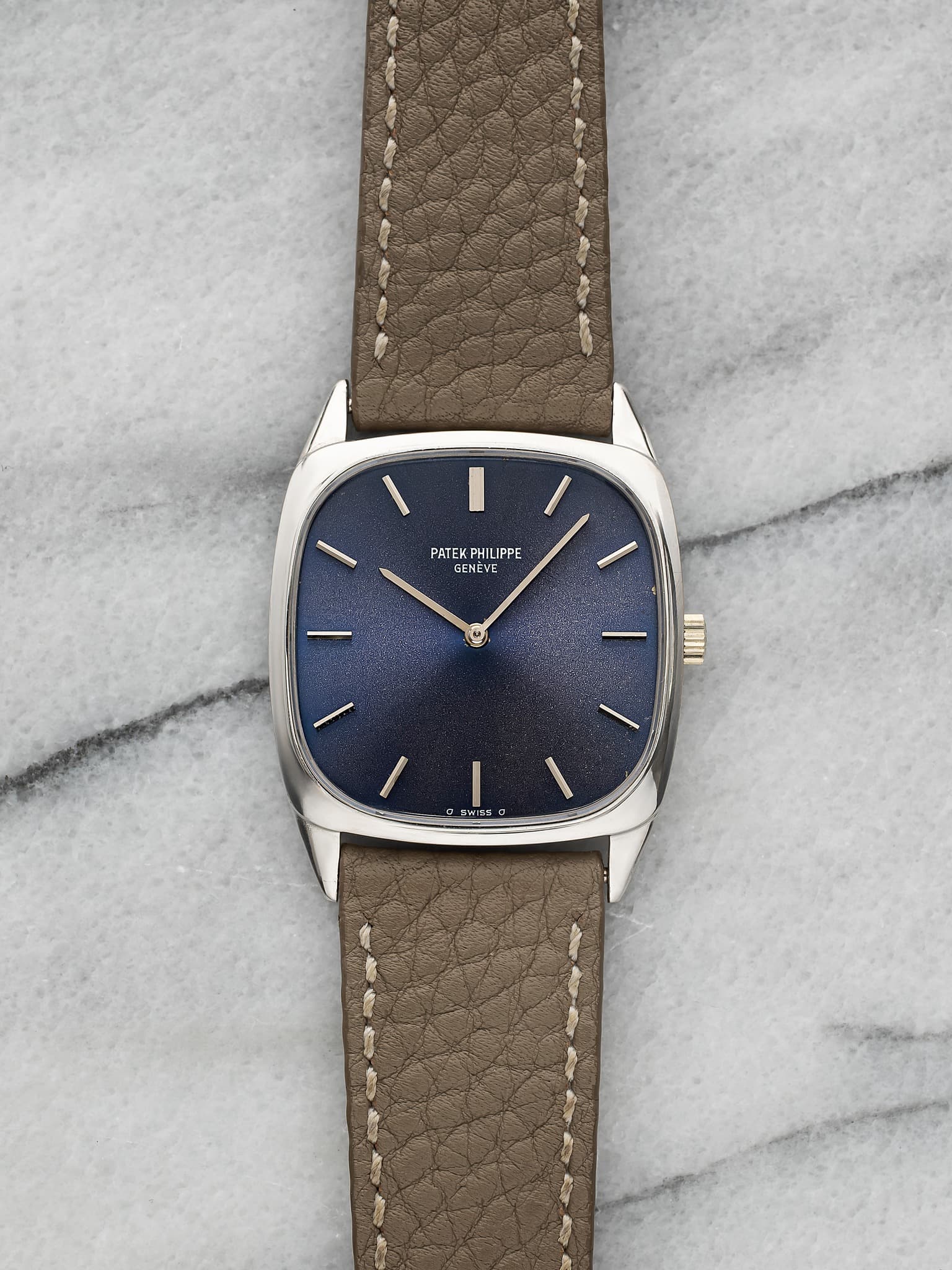 May be an image of leather, wrist watch and text that says 'PATEK PATEKPHILIPPE PATEK.FHILIPPE LIPPE ENEVE 00 5%たち'