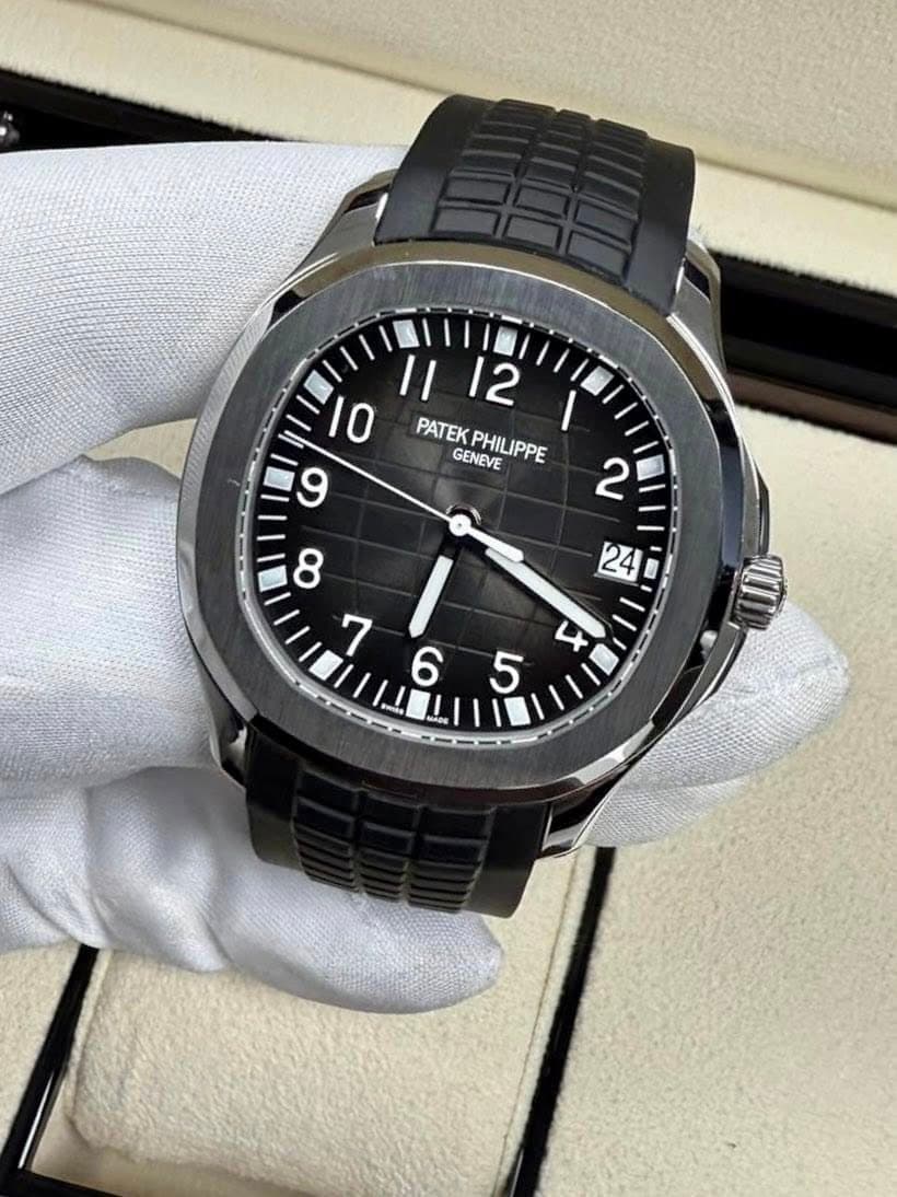 May be an image of wrist watch and text that says 'I 10 II 12 PATEK PHILIPPE PATEKPHILIPPE IPPE و GENEVE 8 7 / --T'