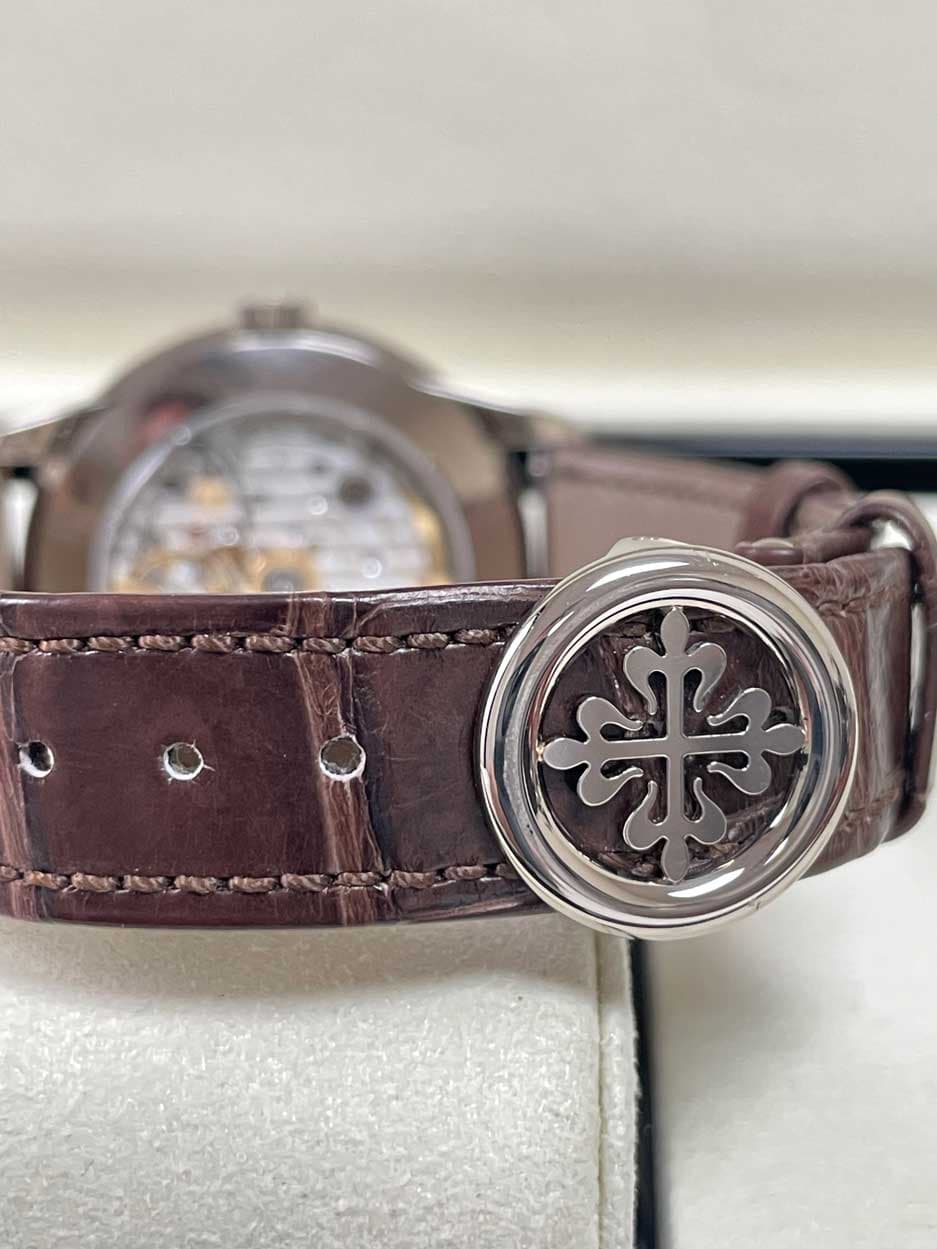 May be an image of wrist watch, leather and text that says 'K 米'