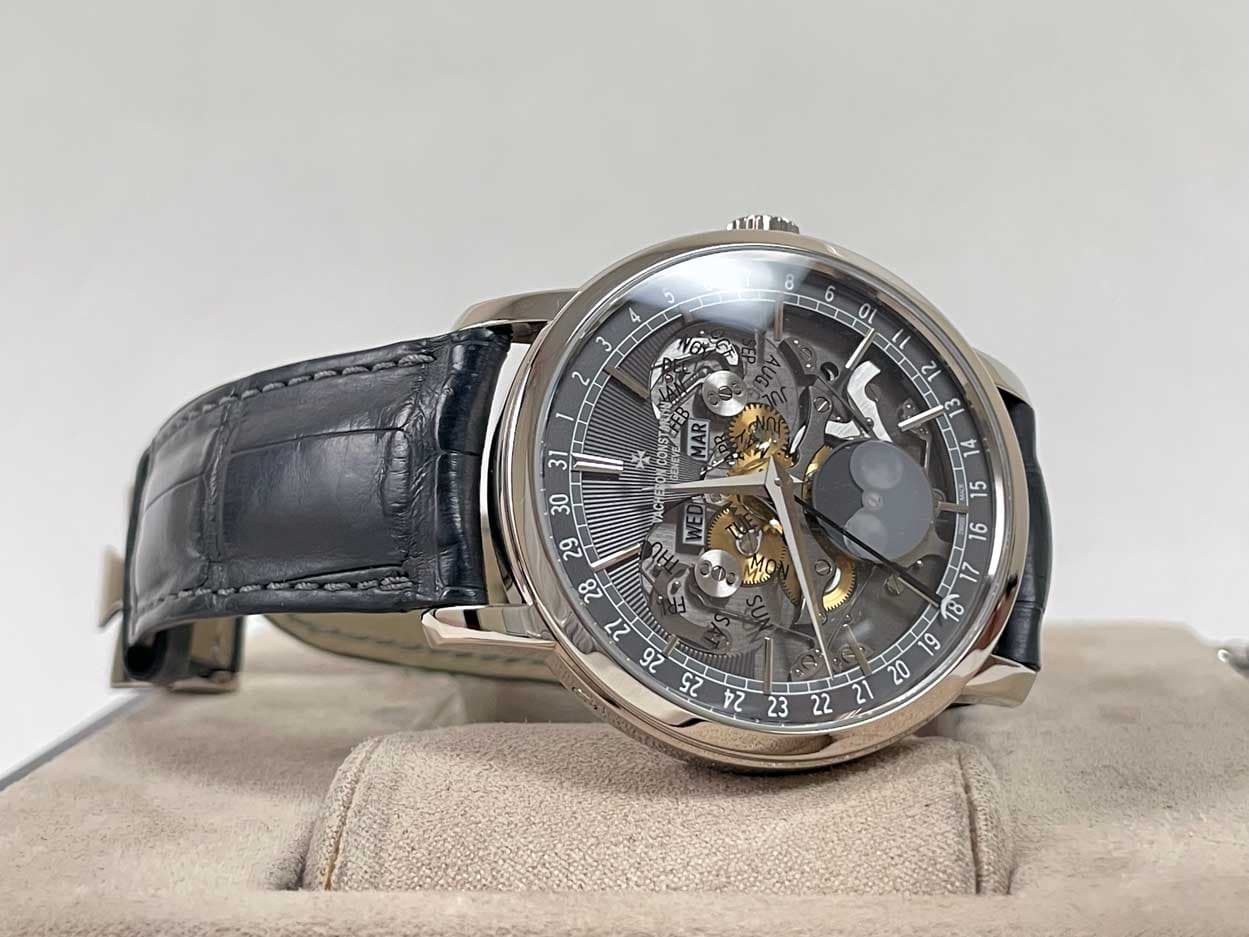 May be an image of wrist watch and text that says 'ነ hla 4 3 3 2 היש CIN 31 있그 Oi 봄림 VL መጅጂሮ MAR 30 6 91 و lo 20 23 22'
