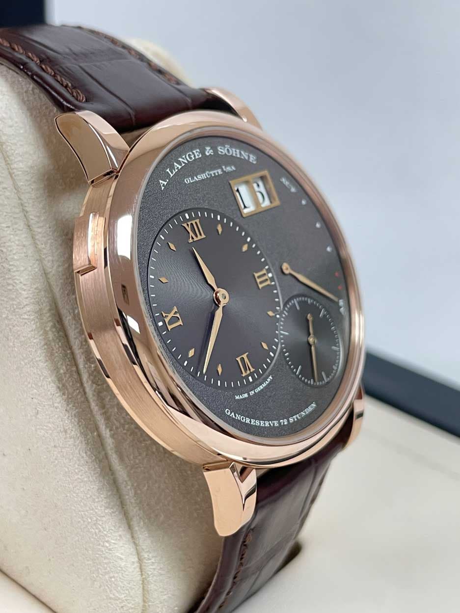 May be an image of wrist watch and text that says 'LANGE で SOHNE A GLASHÜTTE OLASHCTTE aN 0ማ XIII IX te r MADE OREMANY CERMA 1 GANGRE GANGRESERVE GANGRESERVE 72 STENDEN'