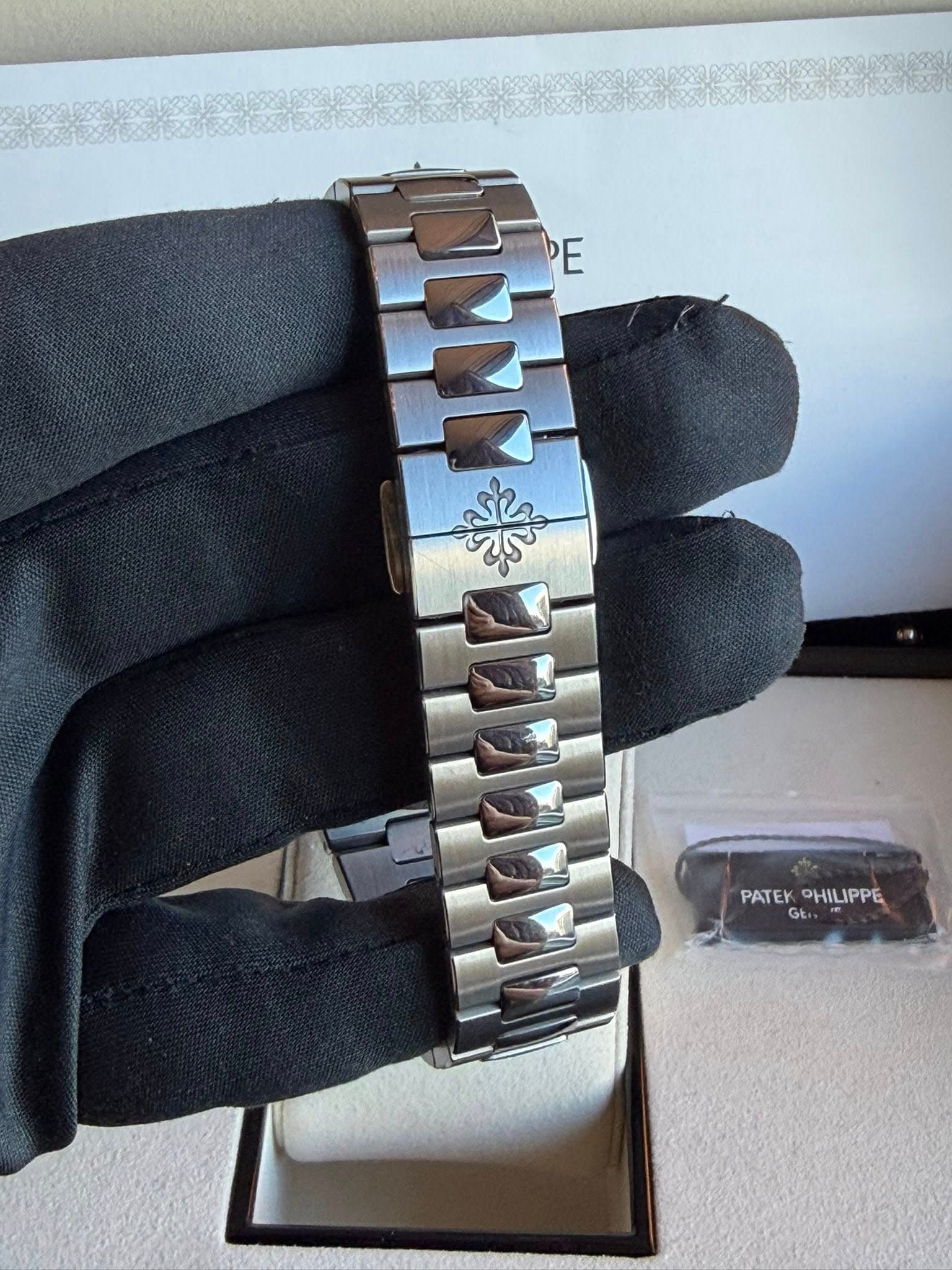 May be an image of wrist watch and text that says 'E PATEKPHILIPPE PATEK PHILIPPE Gt t'