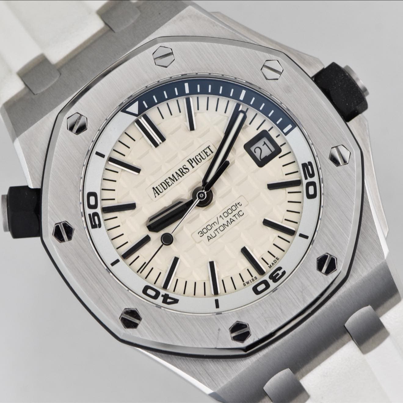 May be an image of wrist watch and text that says 'I 2T O 50 PIGUET AUDEMARS HUDEMARS O0Oft 300m/ 300m/1000ft AUTOMATIC C 20 3 MADE AD 2 OF 민을'