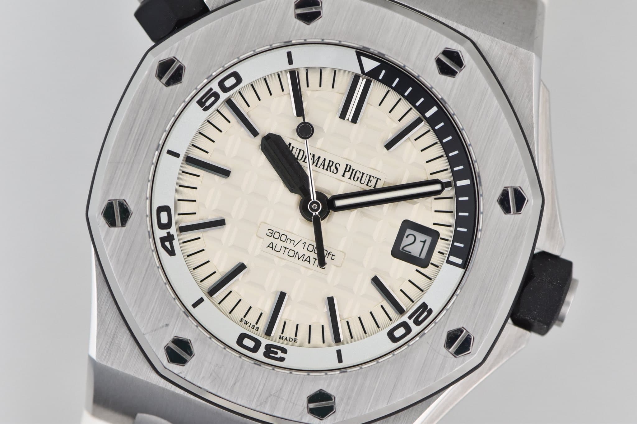 May be an image of wrist watch and text that says '50 UDI'MARS UDNMARS PIGUET 40 300T/10 AUTOMAT 300m/100pft Oft 21 SWISS 3E MADE 22'