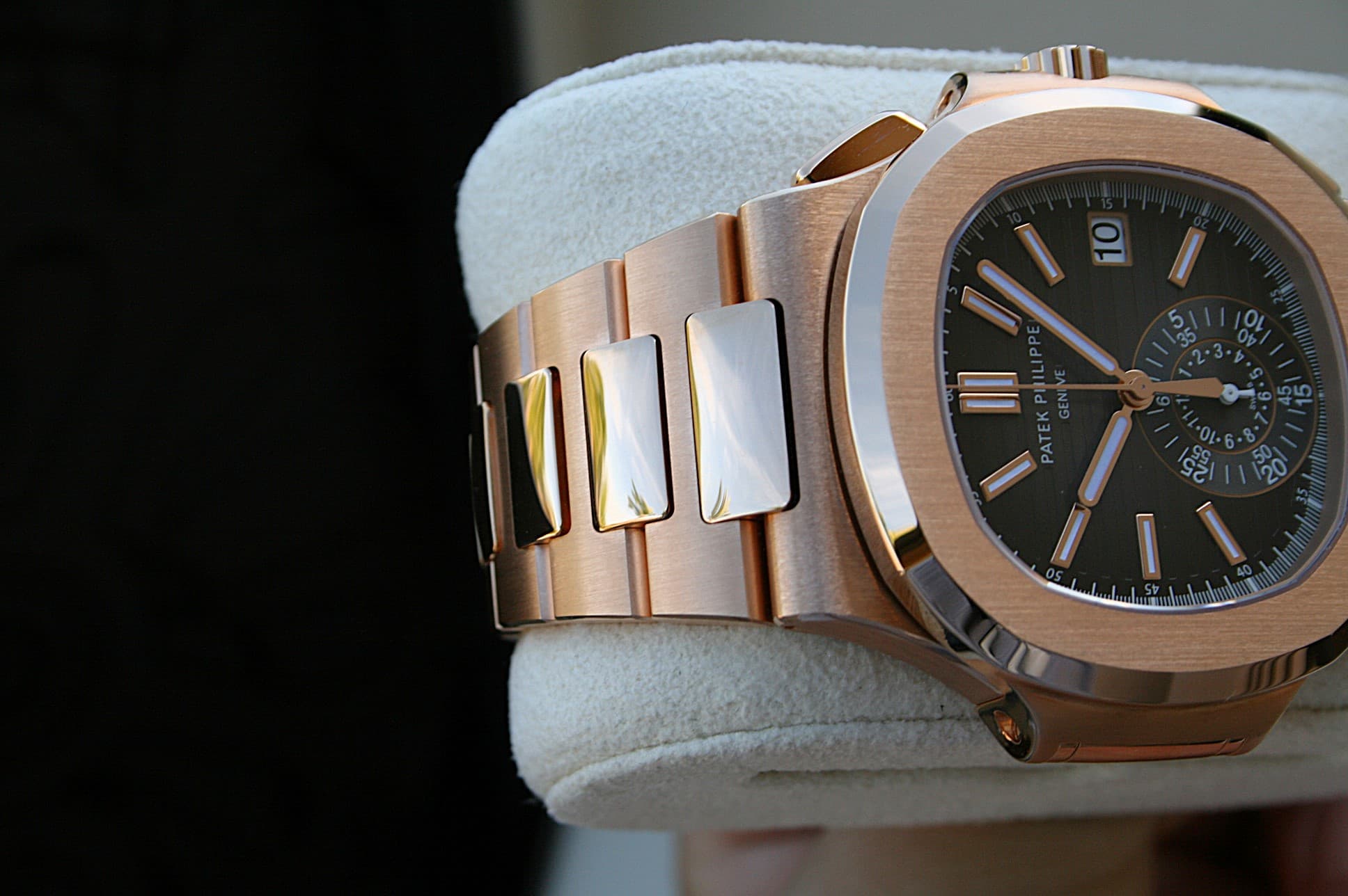 May be an image of wrist watch and text that says 'יר5 IO PIILIPP SENIV GEN PATE I UL I ='