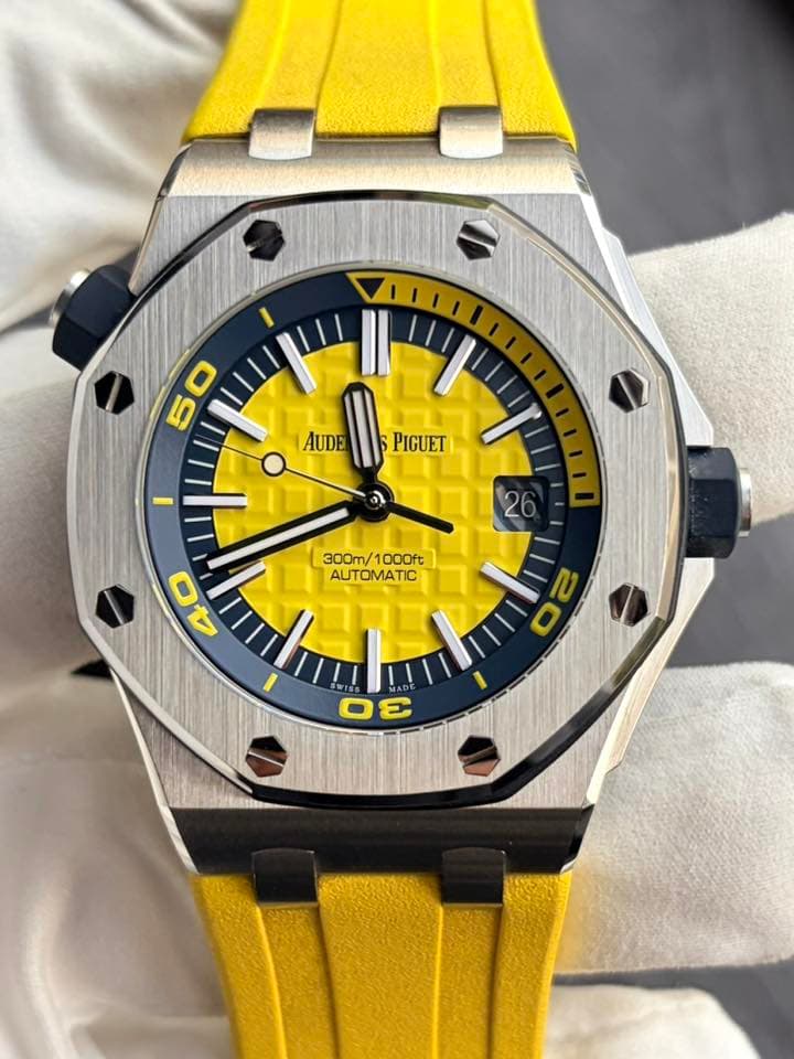 May be an image of wrist watch and text that says 'AUDE 0 PIGUET 300m/1000ft 1000ft 300m/ AUTOMATIC 40 Οε'